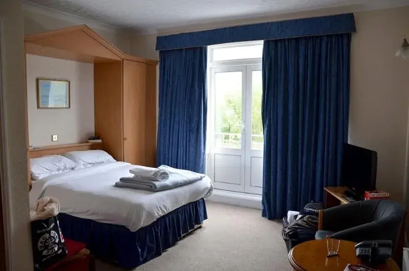 Bedroom in The Thames Hotel
