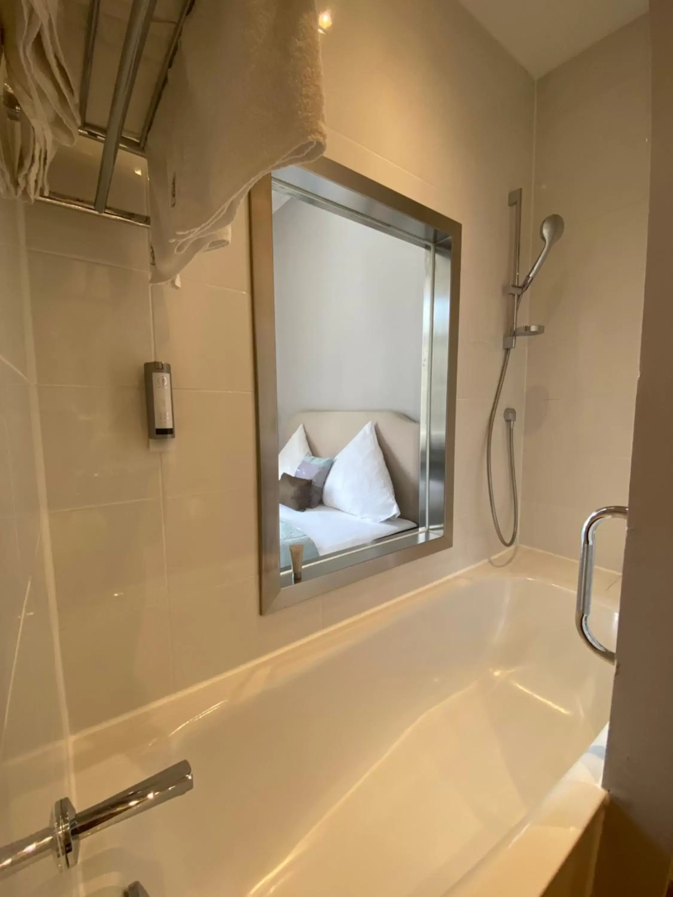Bath, Bathroom in Das Nikolai Hotel