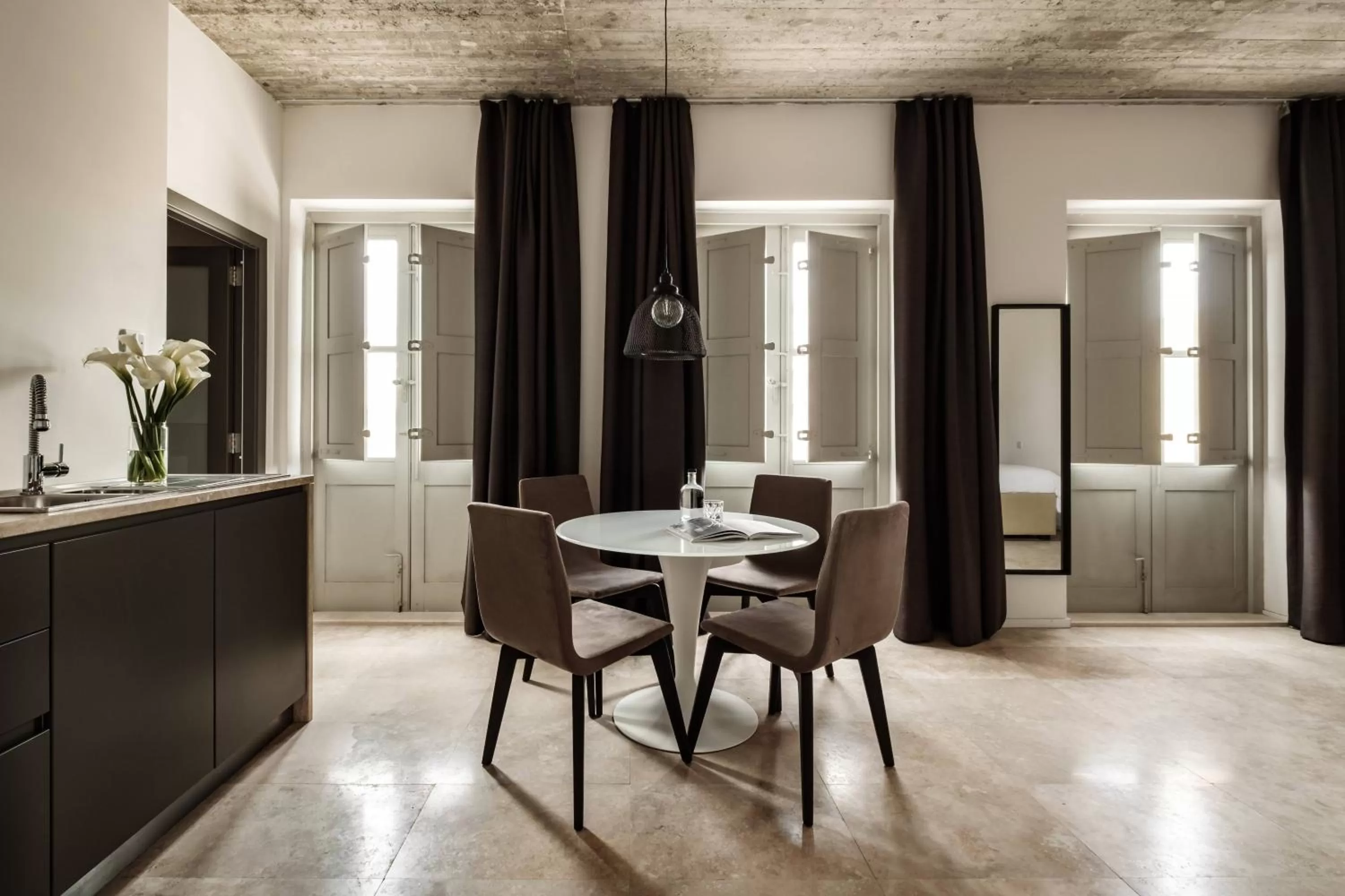 Dining area in 19 ROOMS