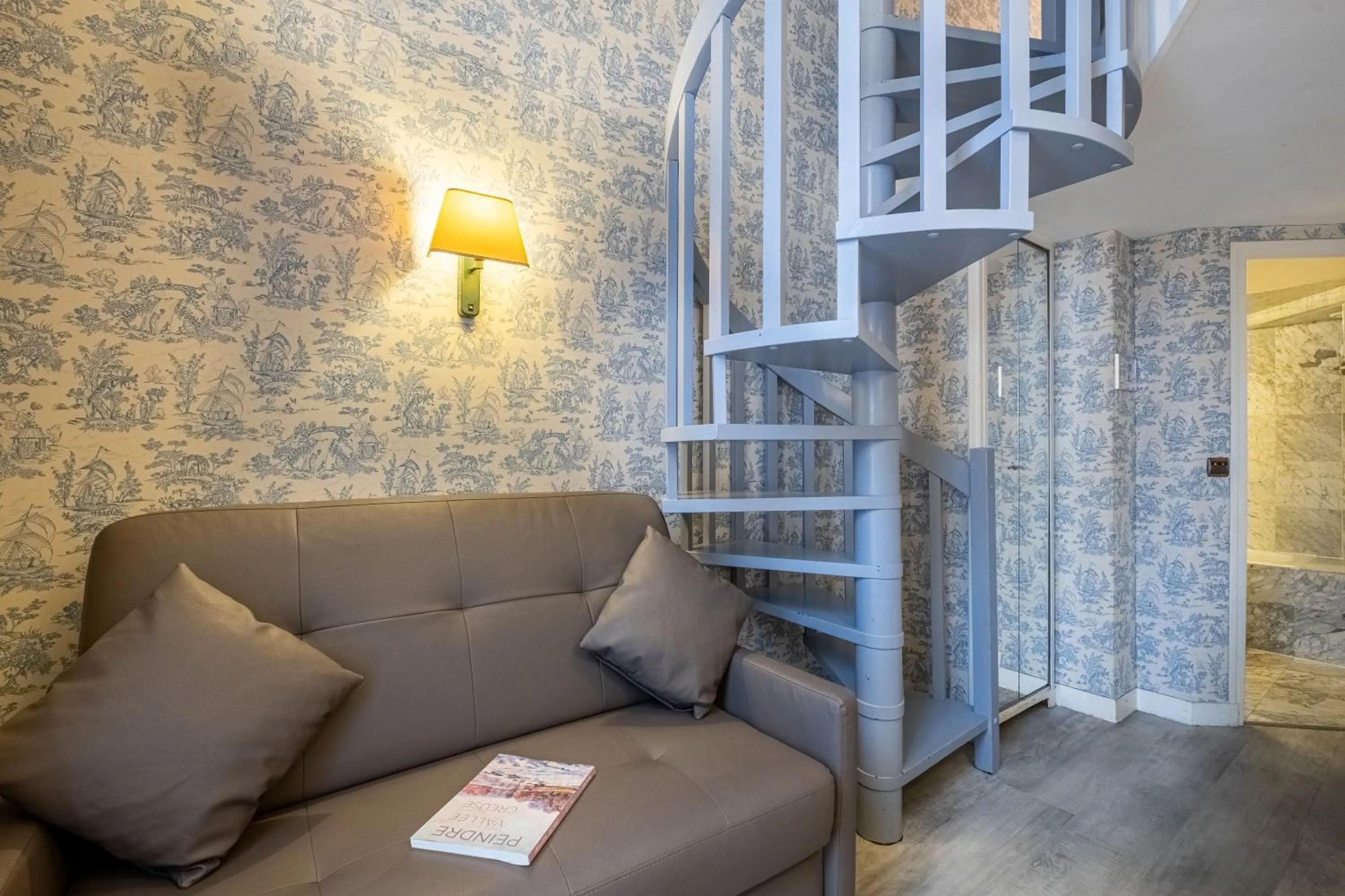 Living room, Bed in Hôtel Baudelaire Opéra