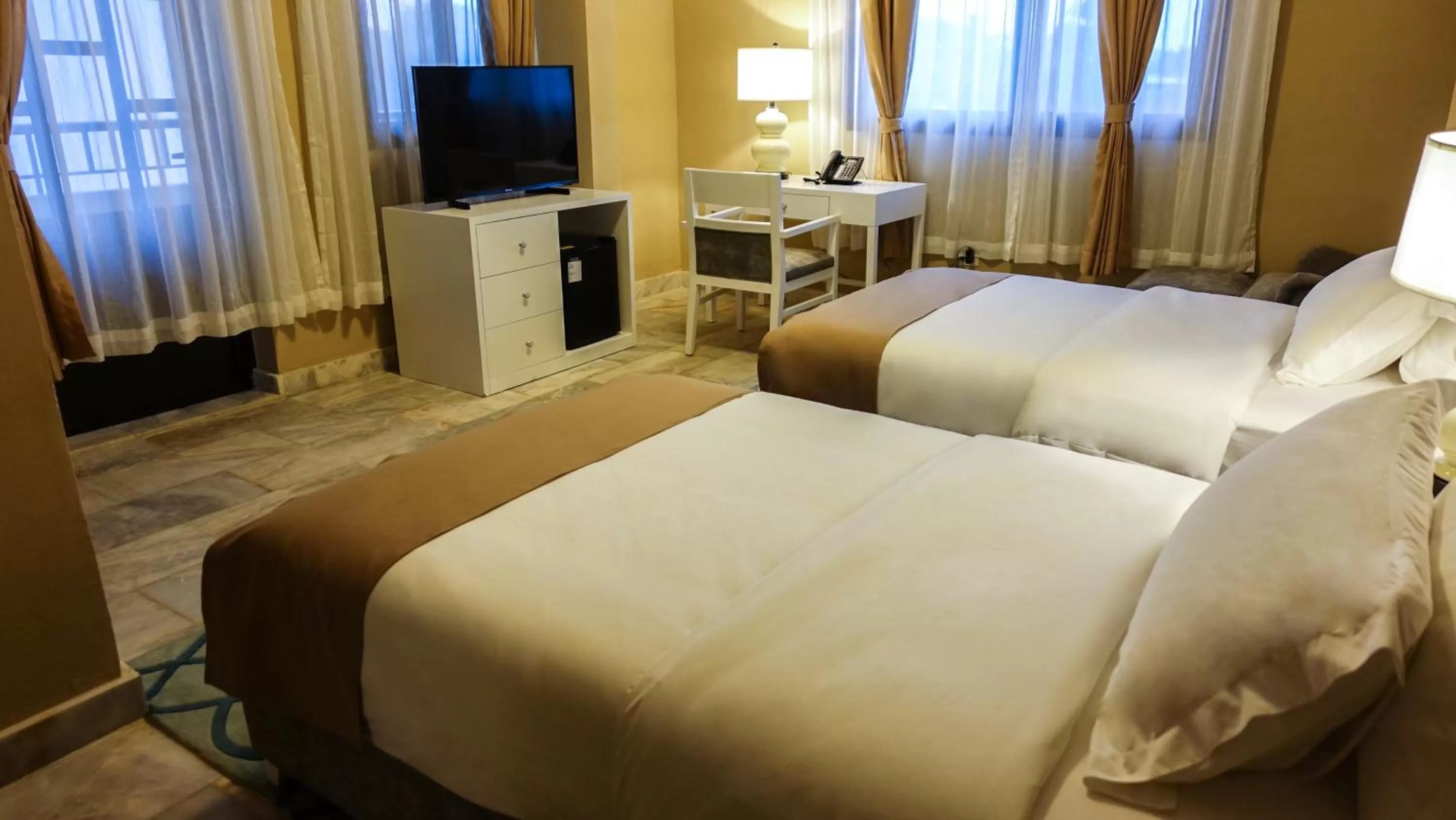 Communal lounge/ TV room in Sunset Inn