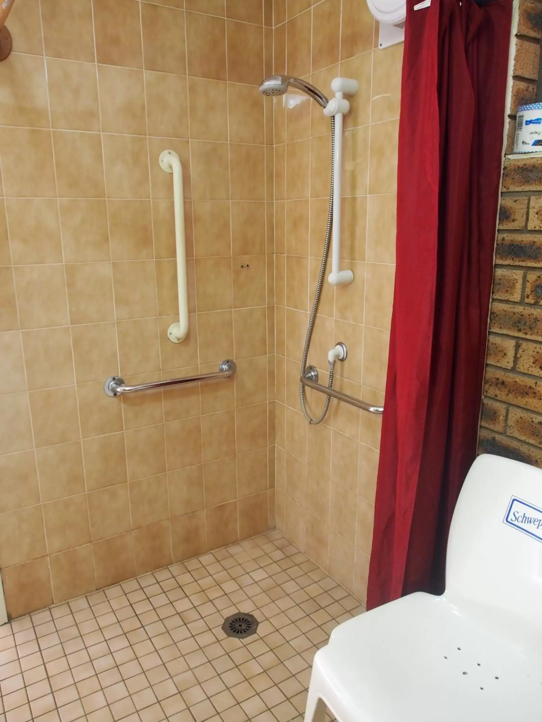 Bathroom in Cobar Town & Country Motor Inn