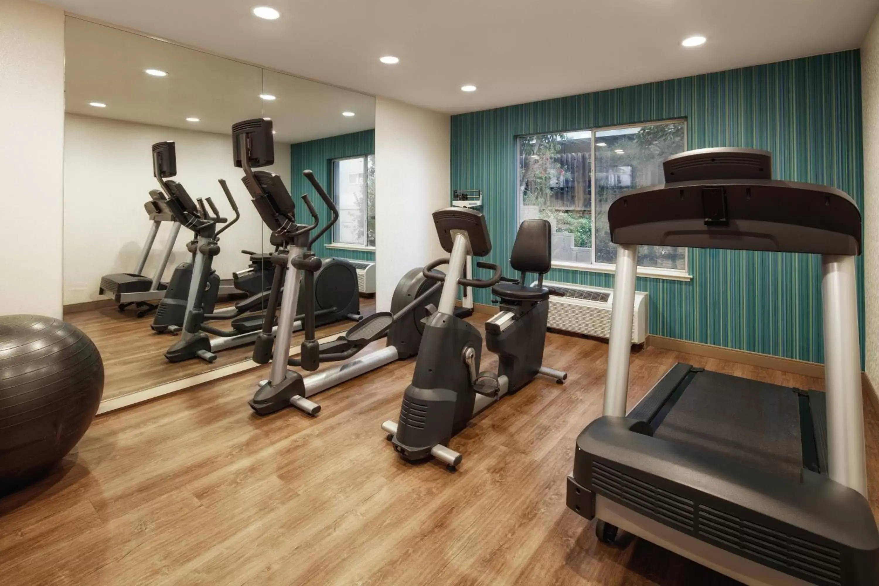 Fitness centre/facilities, Fitness Center/Facilities in Holiday Inn Express Hotel & Suites Belmont, an IHG Hotel
