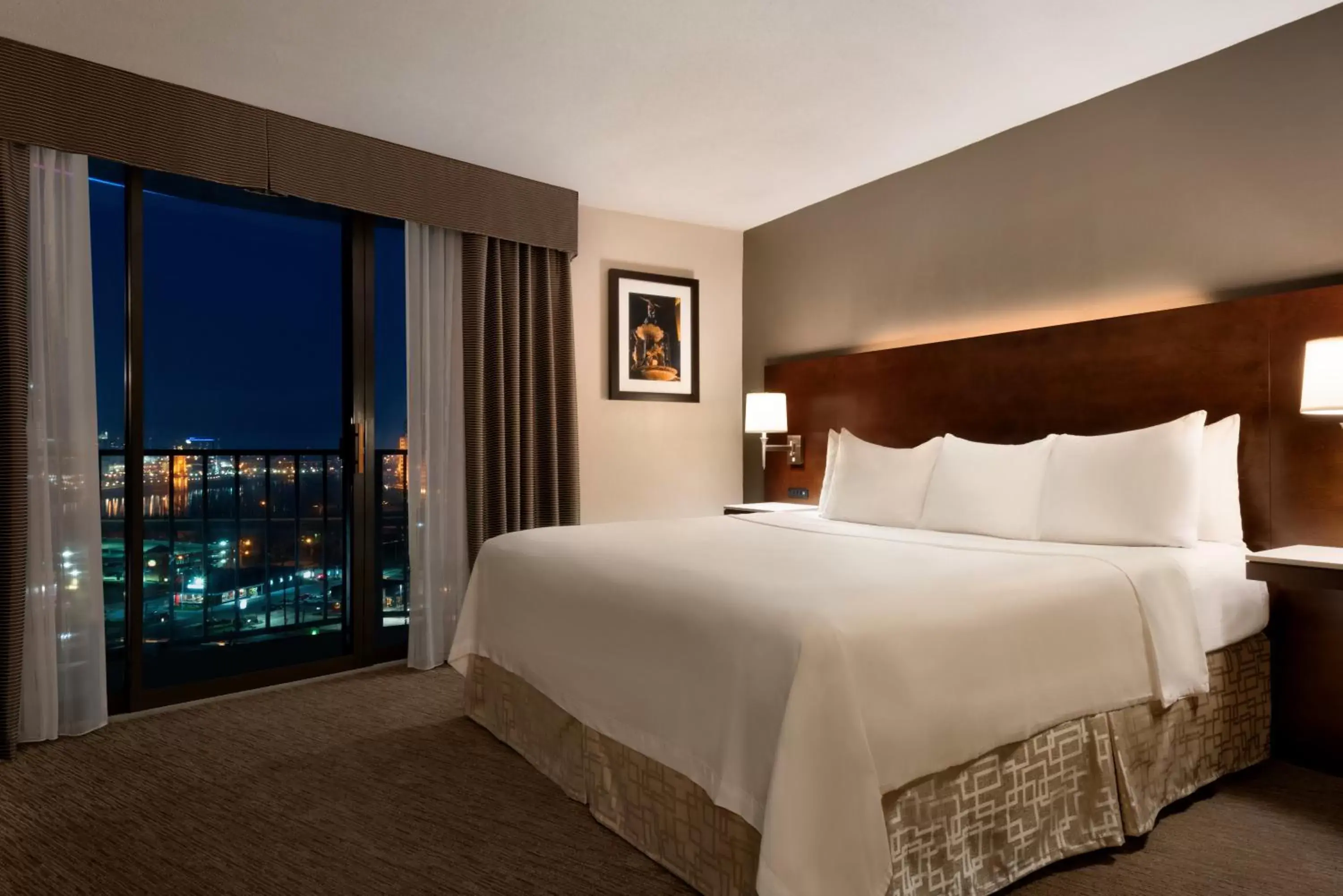 Bed in Radisson Hotel Cincinnati Riverfront