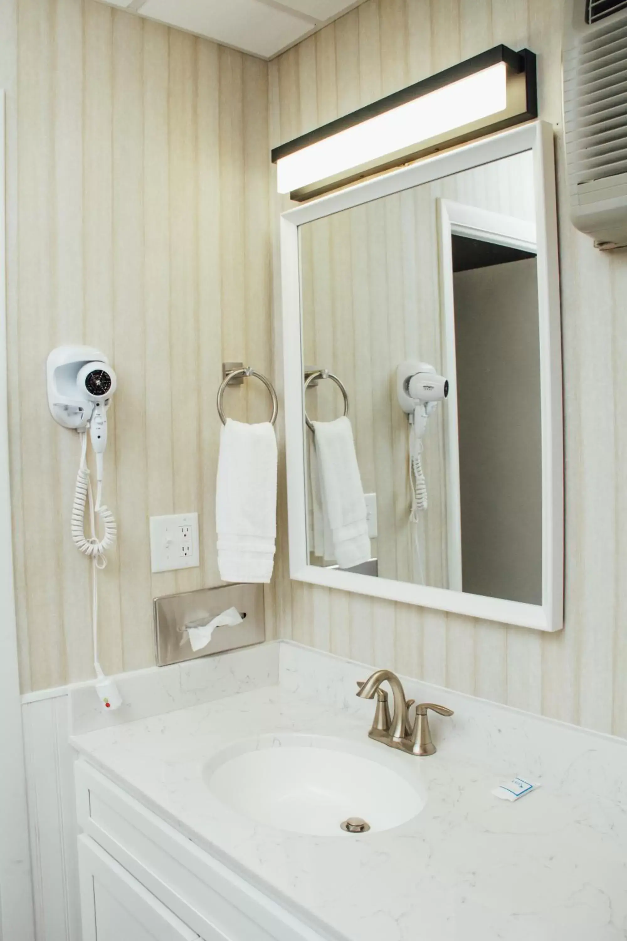 Bathroom in Country Squire Inn and Suites