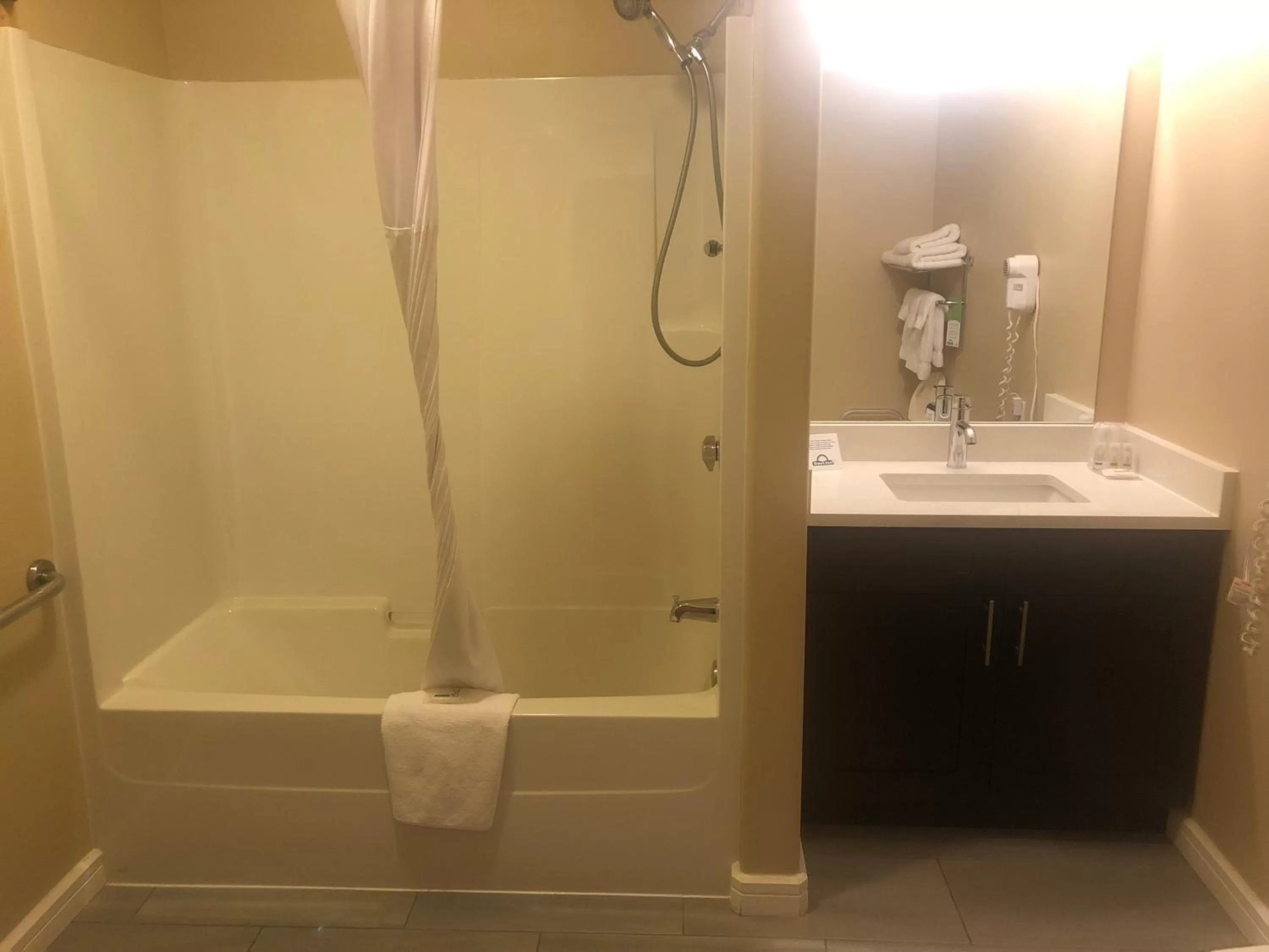 Bathroom in Days Inn by Wyndham Hinton