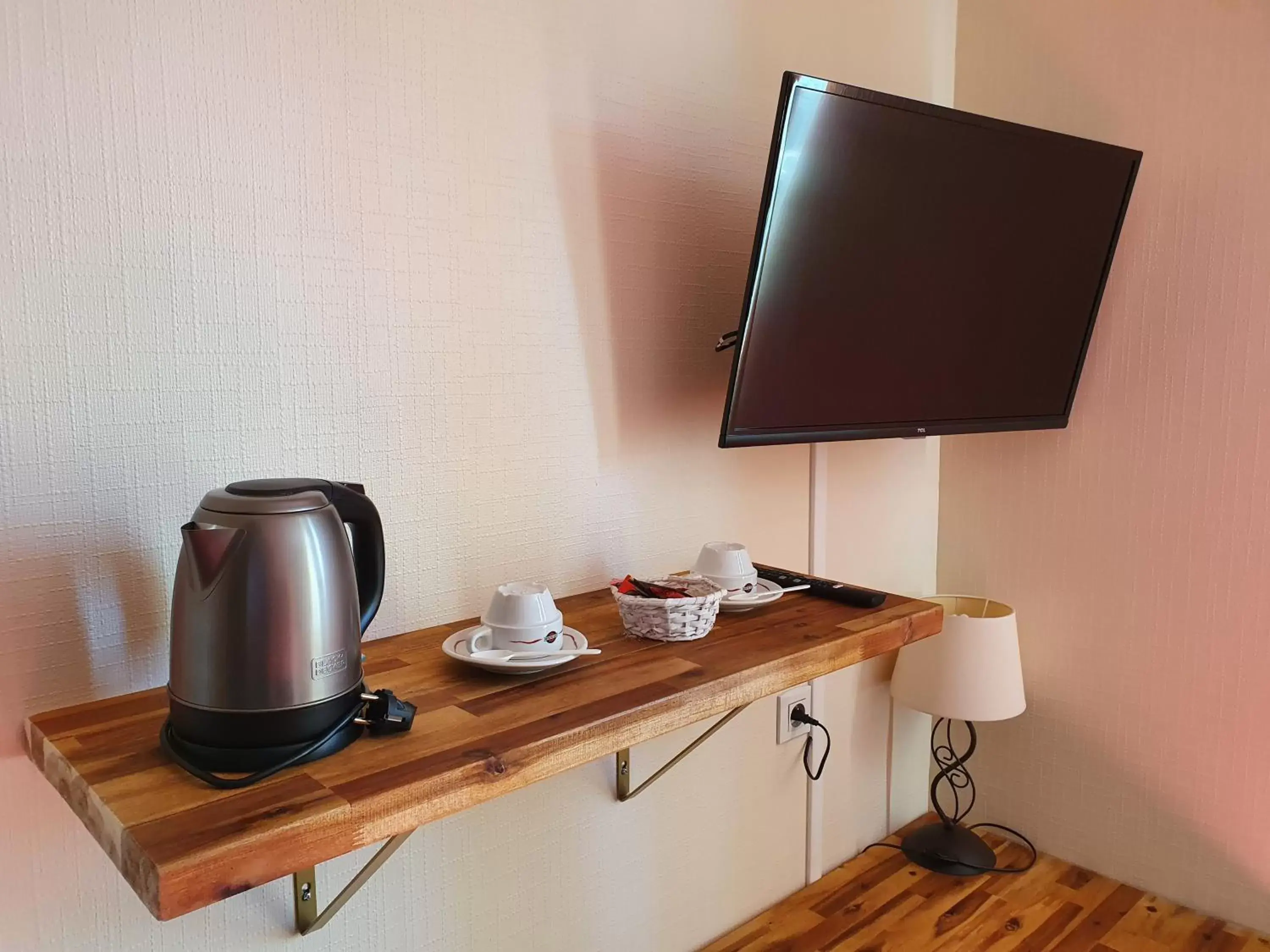 Coffee/Tea Facilities in Logis Hôtel Restaurant L'Odyssée Champêtre