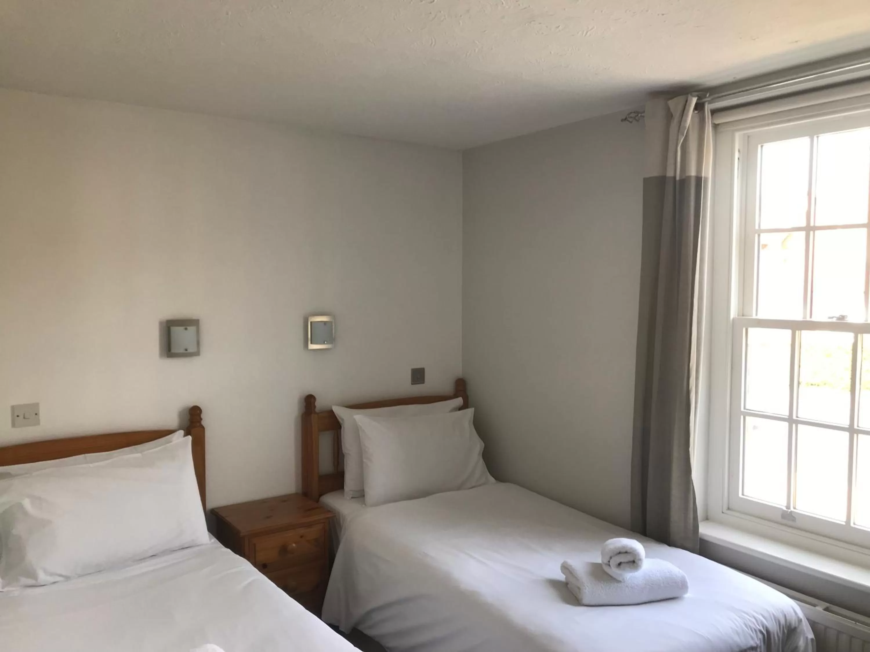 Bedroom, Bed in The Wheatsheaf Inn