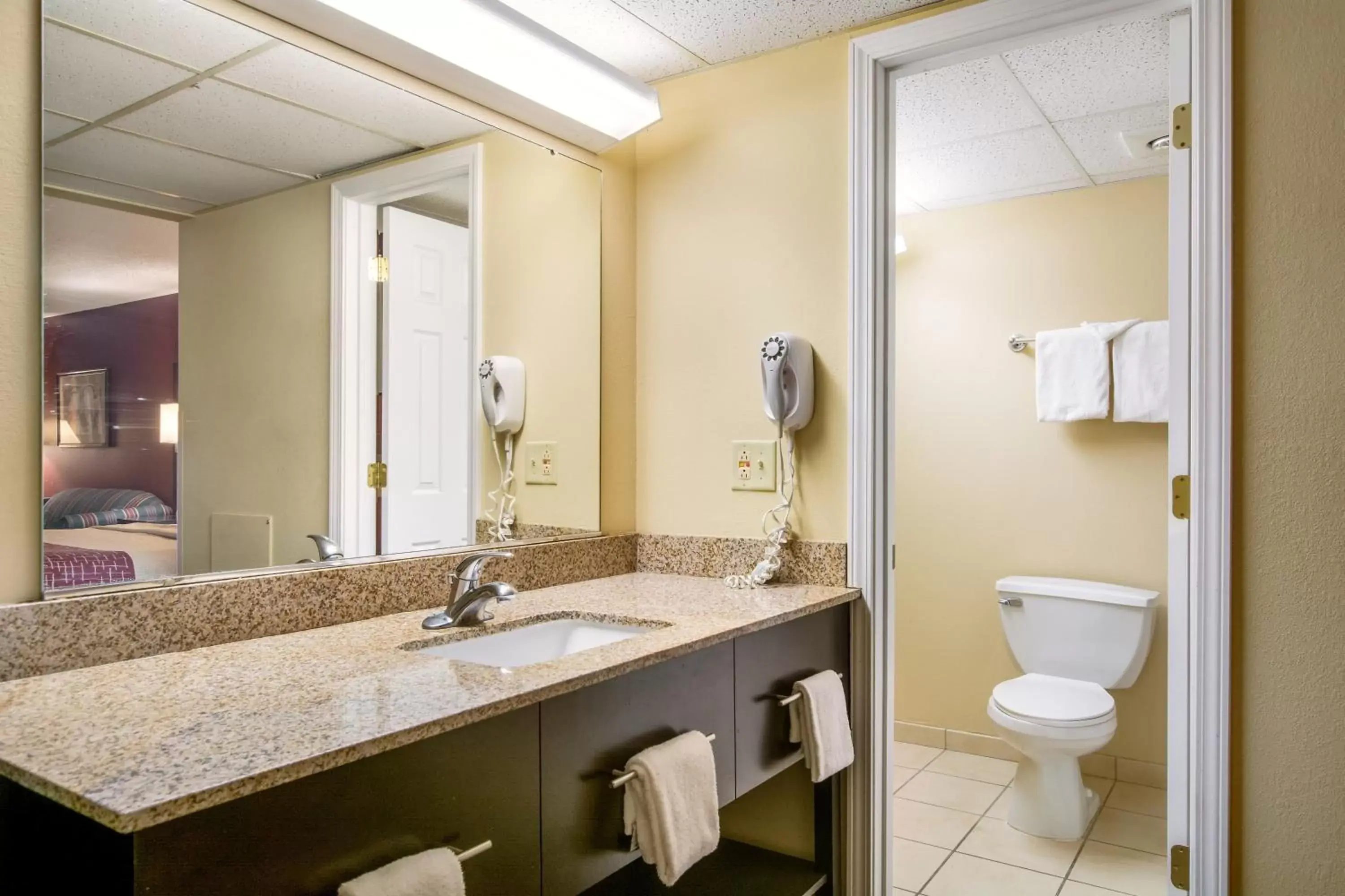 Photo of the whole room, Bathroom in Red Roof Inn Vincennes