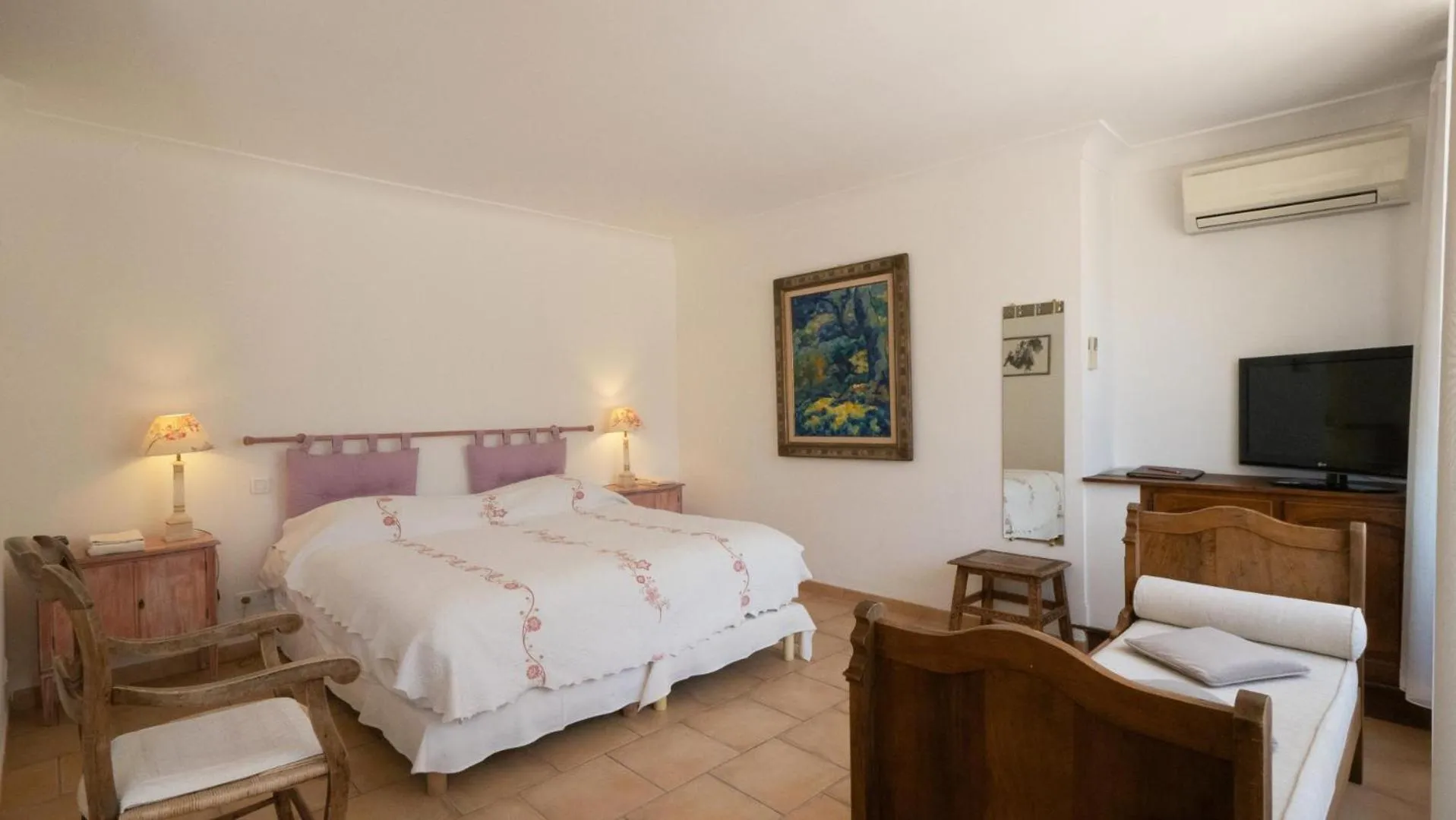 Bed in Hotel-Restaurant Le Moulin De La Camandoule