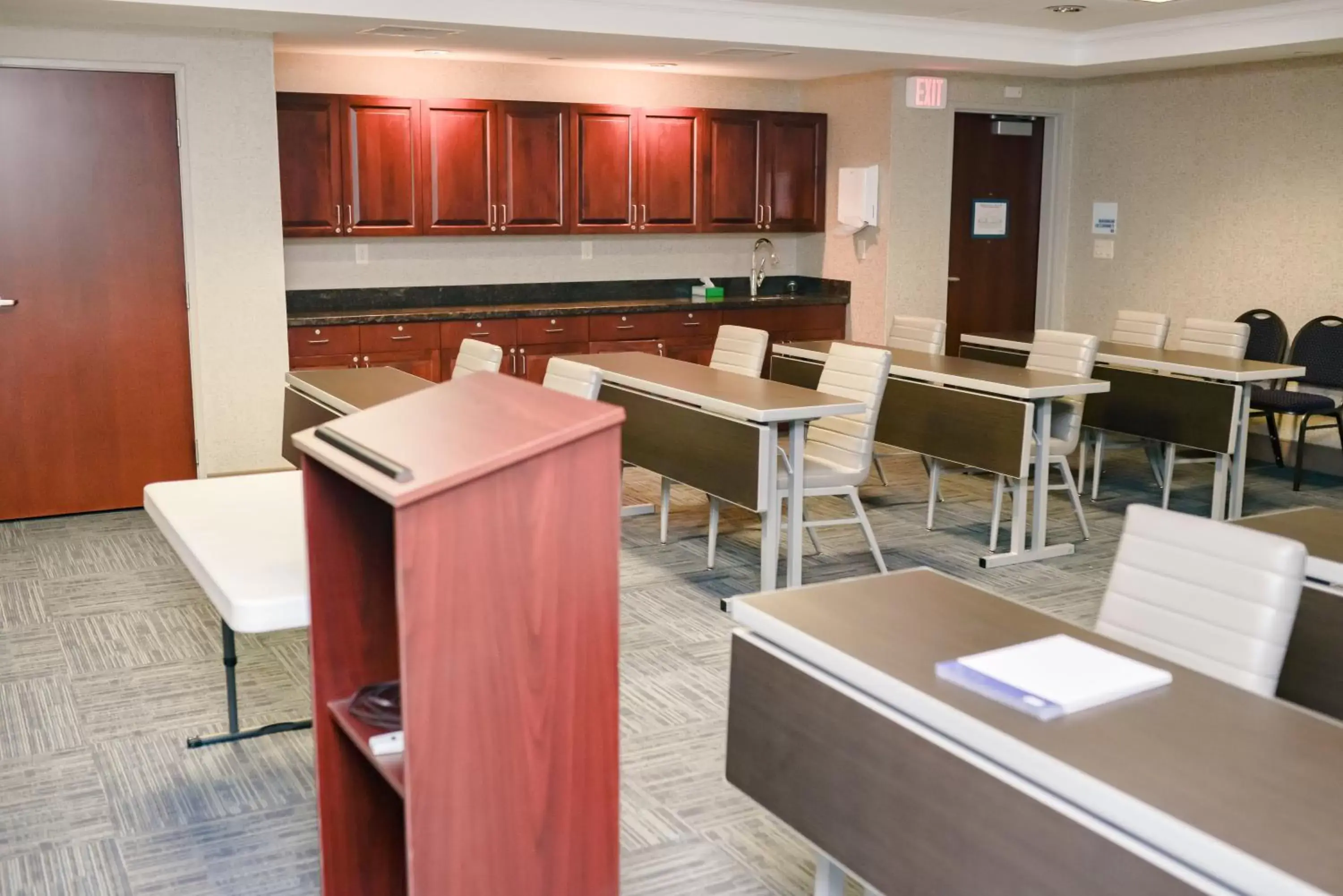 Meeting/conference room in Holiday Inn Express Winona, an IHG Hotel