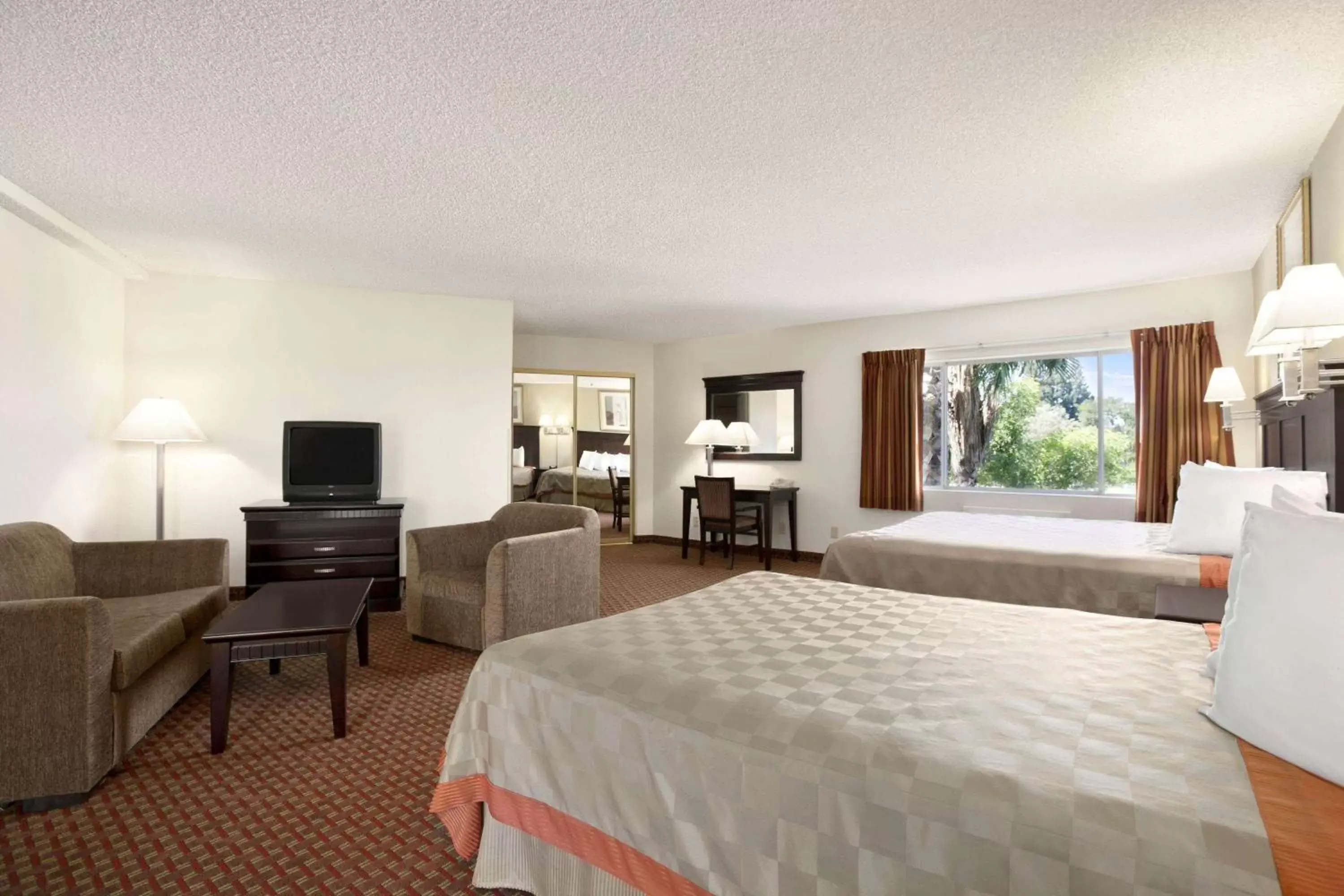 Bed, TV/Entertainment Center in Days Inn & Suites by Wyndham Rancho Cordova