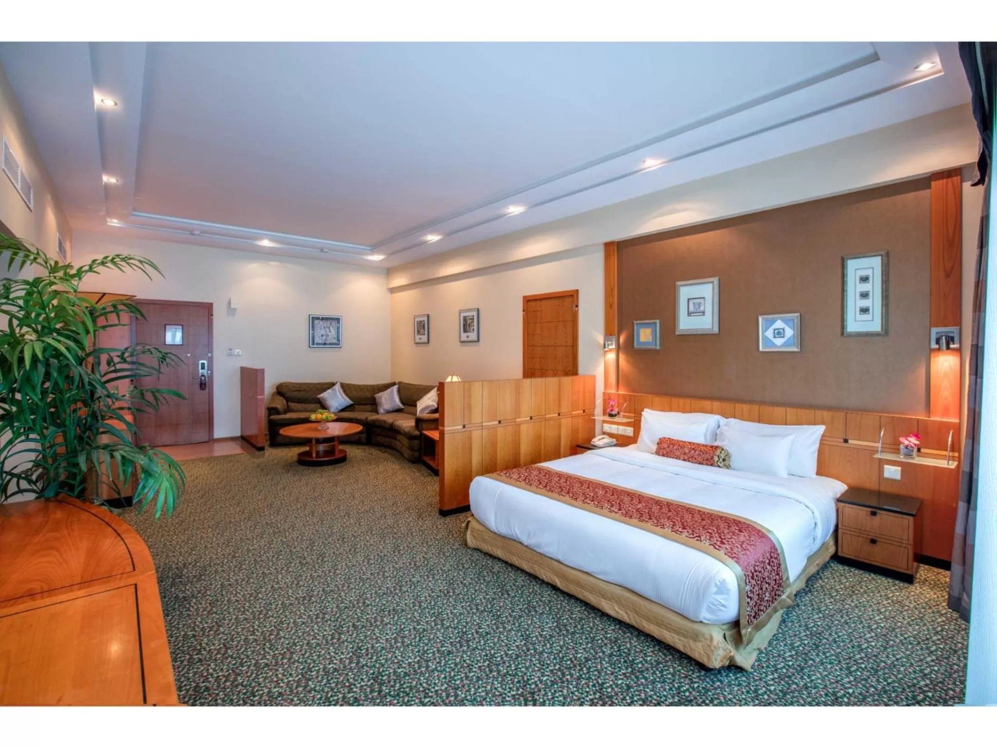 Living room, Bed in Gulf Court Hotel