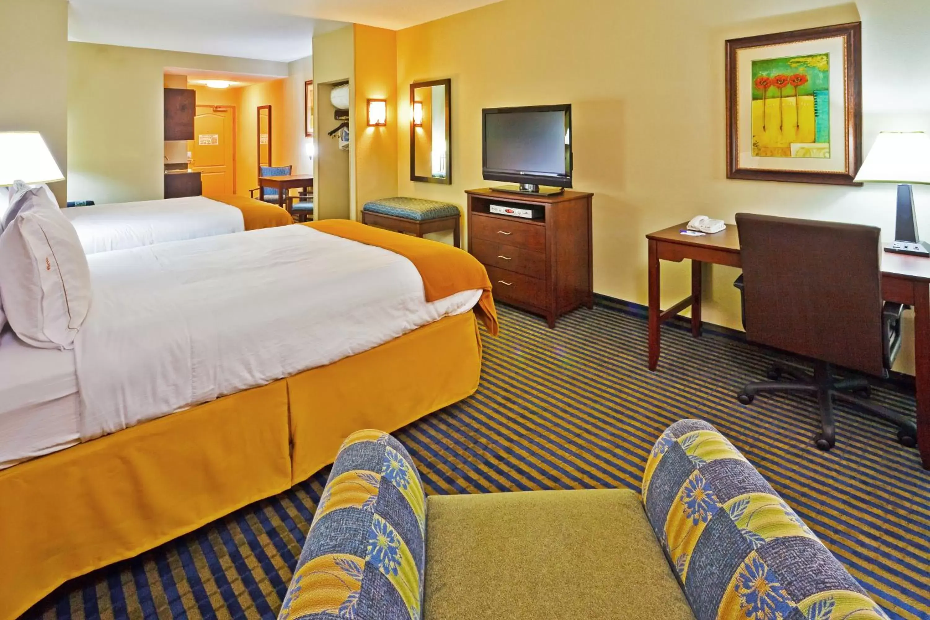 Bed in Holiday Inn Express Hotel & Suites Ooltewah Springs - Chattanooga, an IHG Hotel
