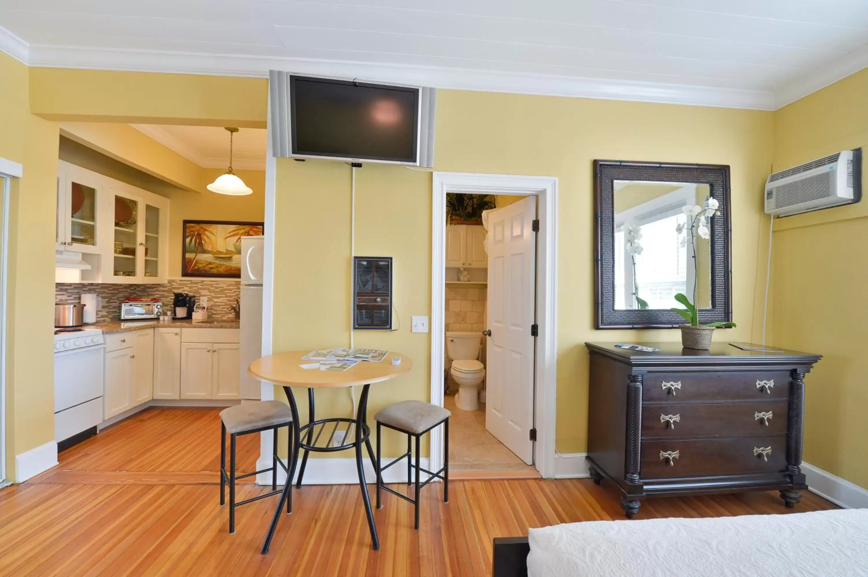 Dining area, TV/Entertainment Center in Old Colorado Inn