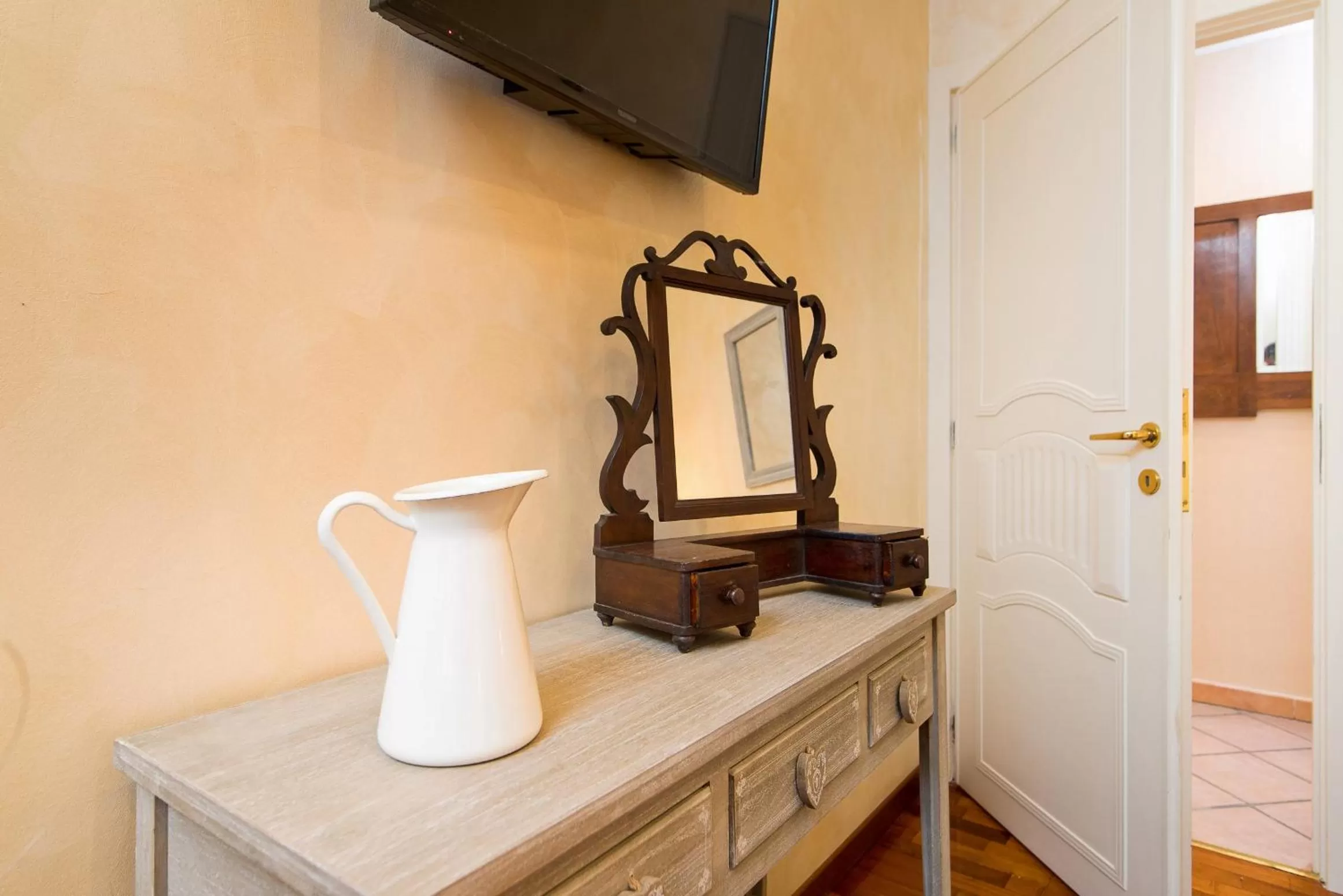 Decorative detail in B&B Arco Di Gallieno