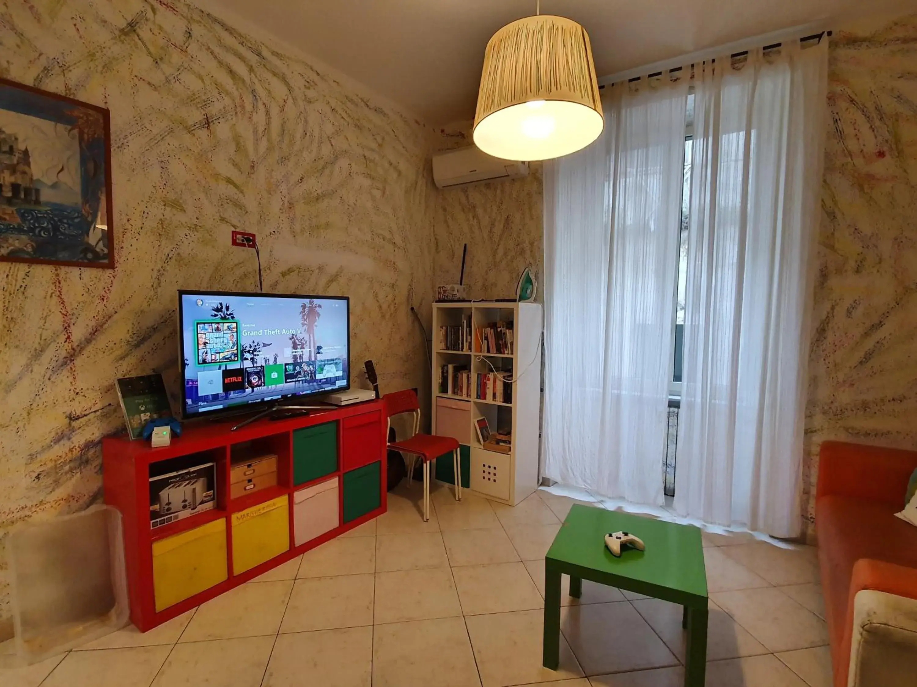 Communal lounge/ TV room, TV/Entertainment Center in Hostel Mancini Naples