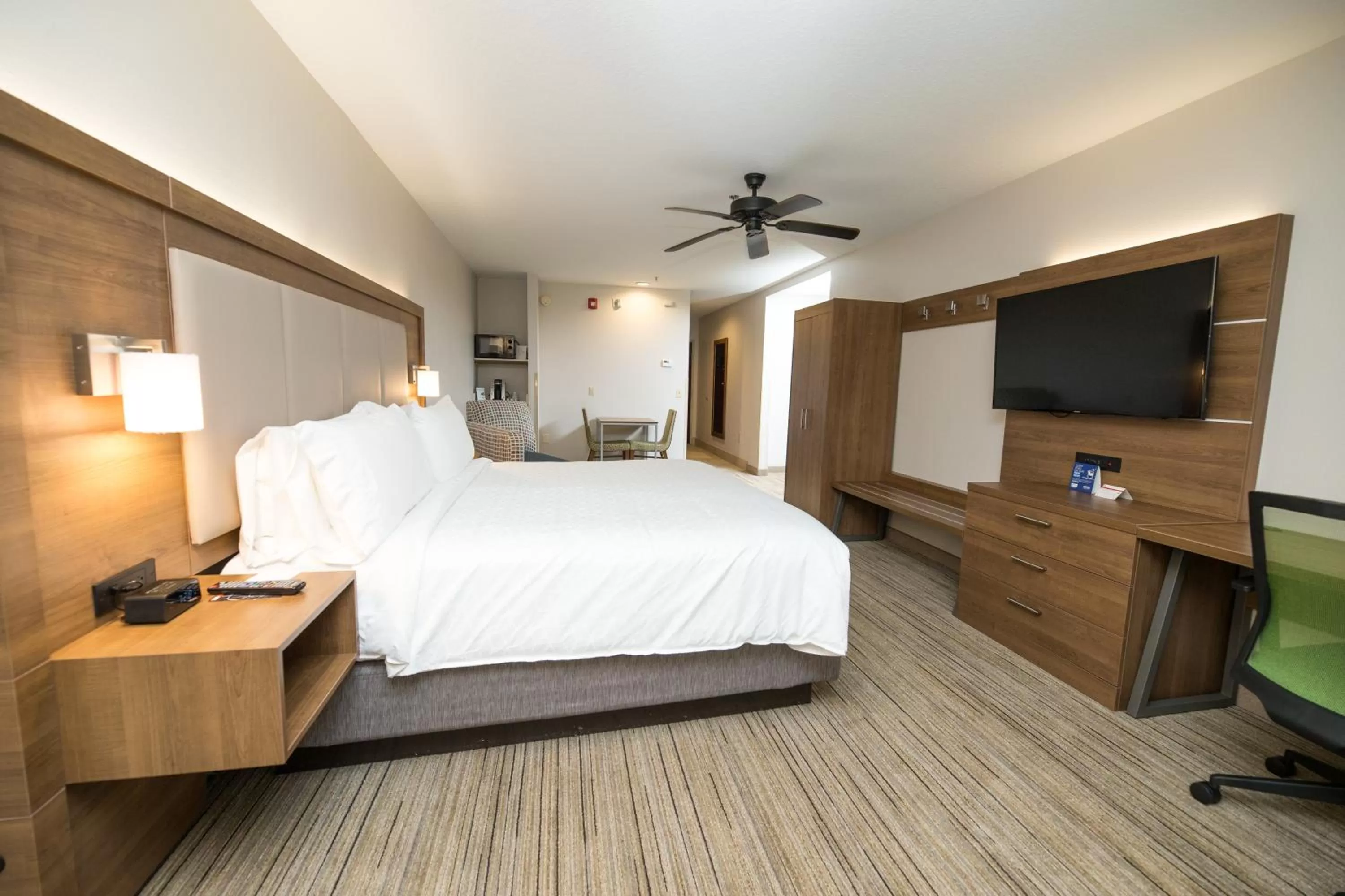 Photo of the whole room, Bed in Holiday Inn Express Hotel & Suites Clinton by IHG