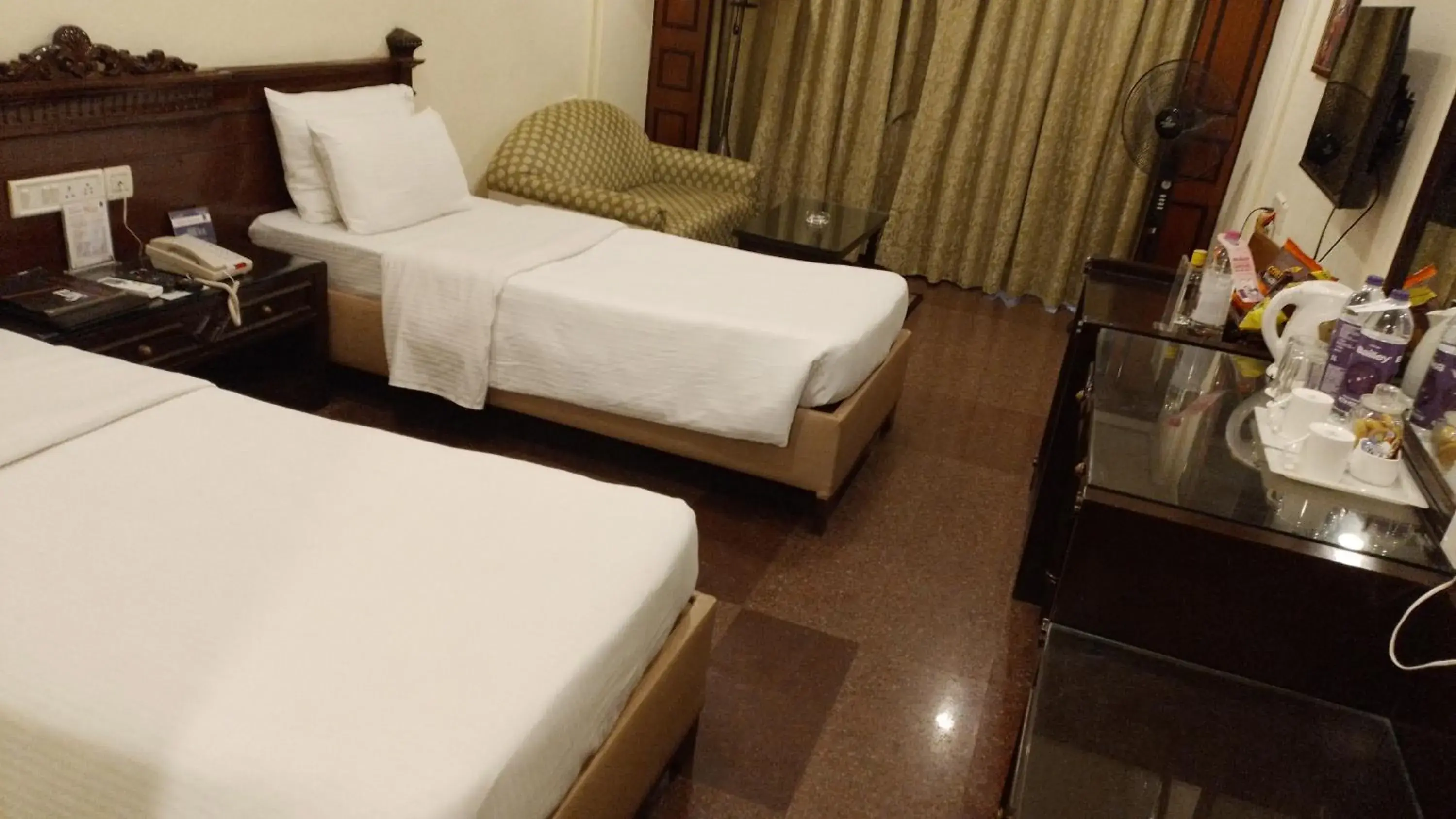 Bedroom, Bed in Empires Hotel