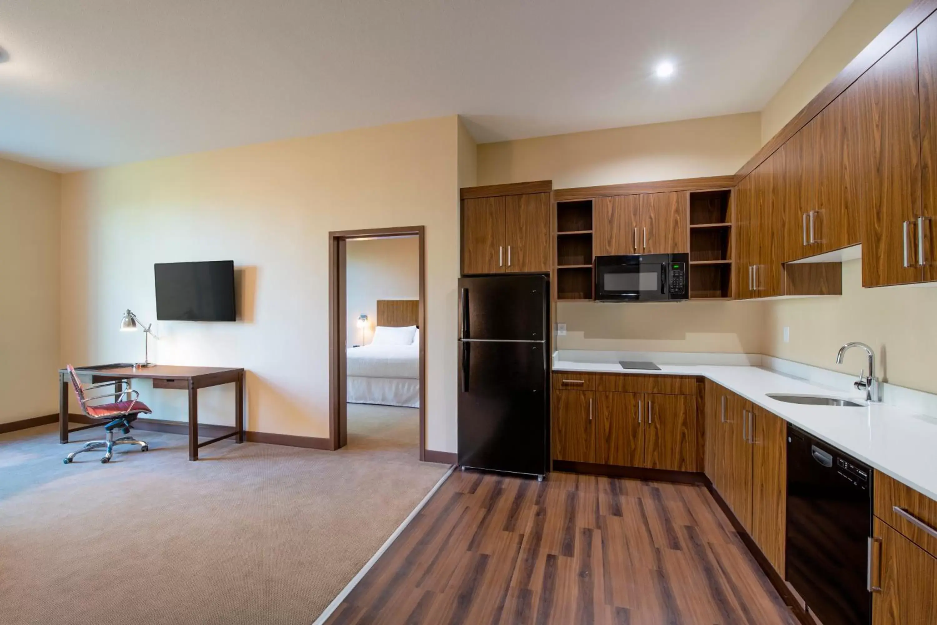 Kitchen or kitchenette, Kitchen/Kitchenette in Four Points by Sheraton Grande Prairie