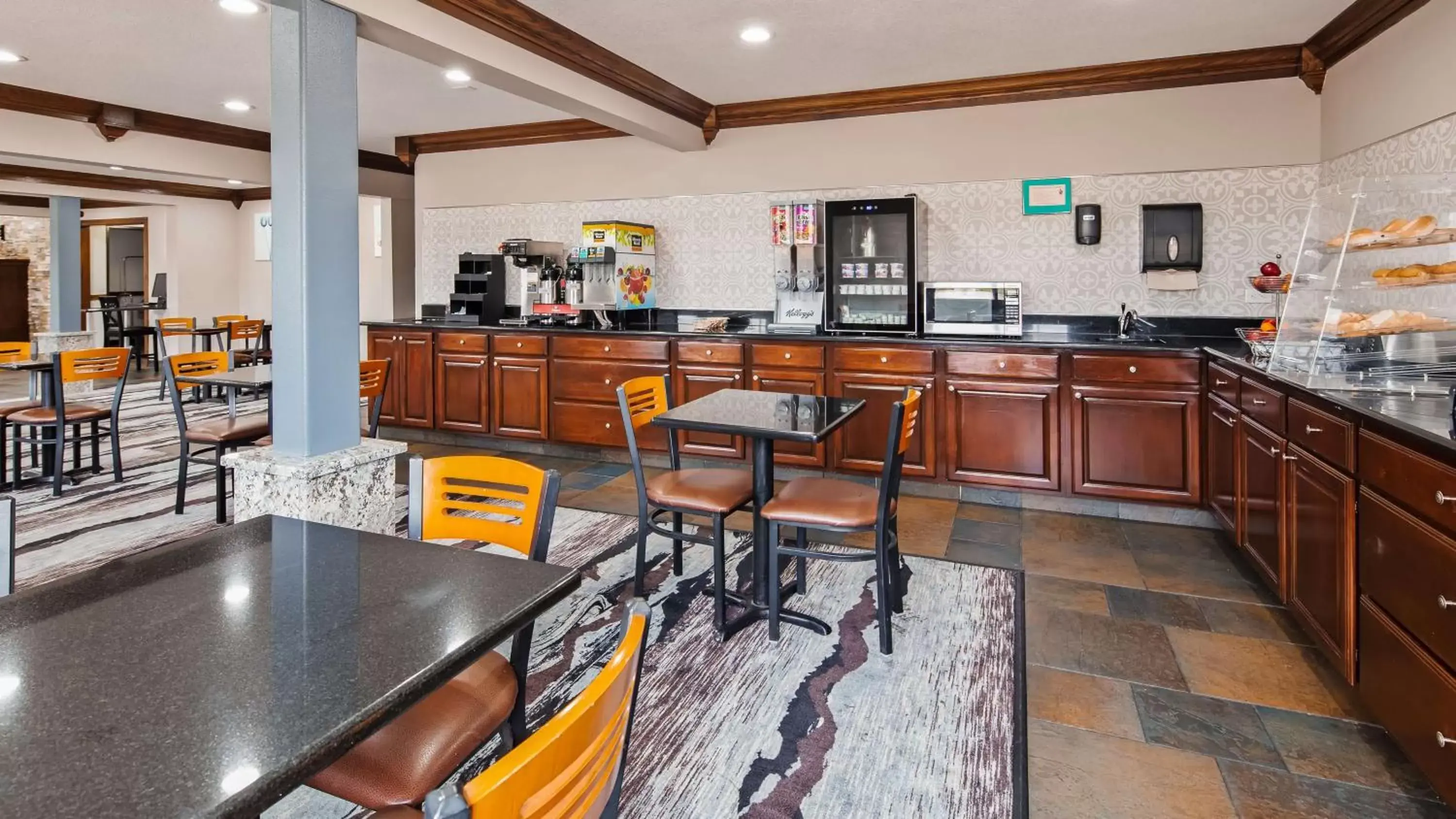 Restaurant/places to eat, Kitchen/Kitchenette in SureStay Hotel by Best Western Cedar Rapids