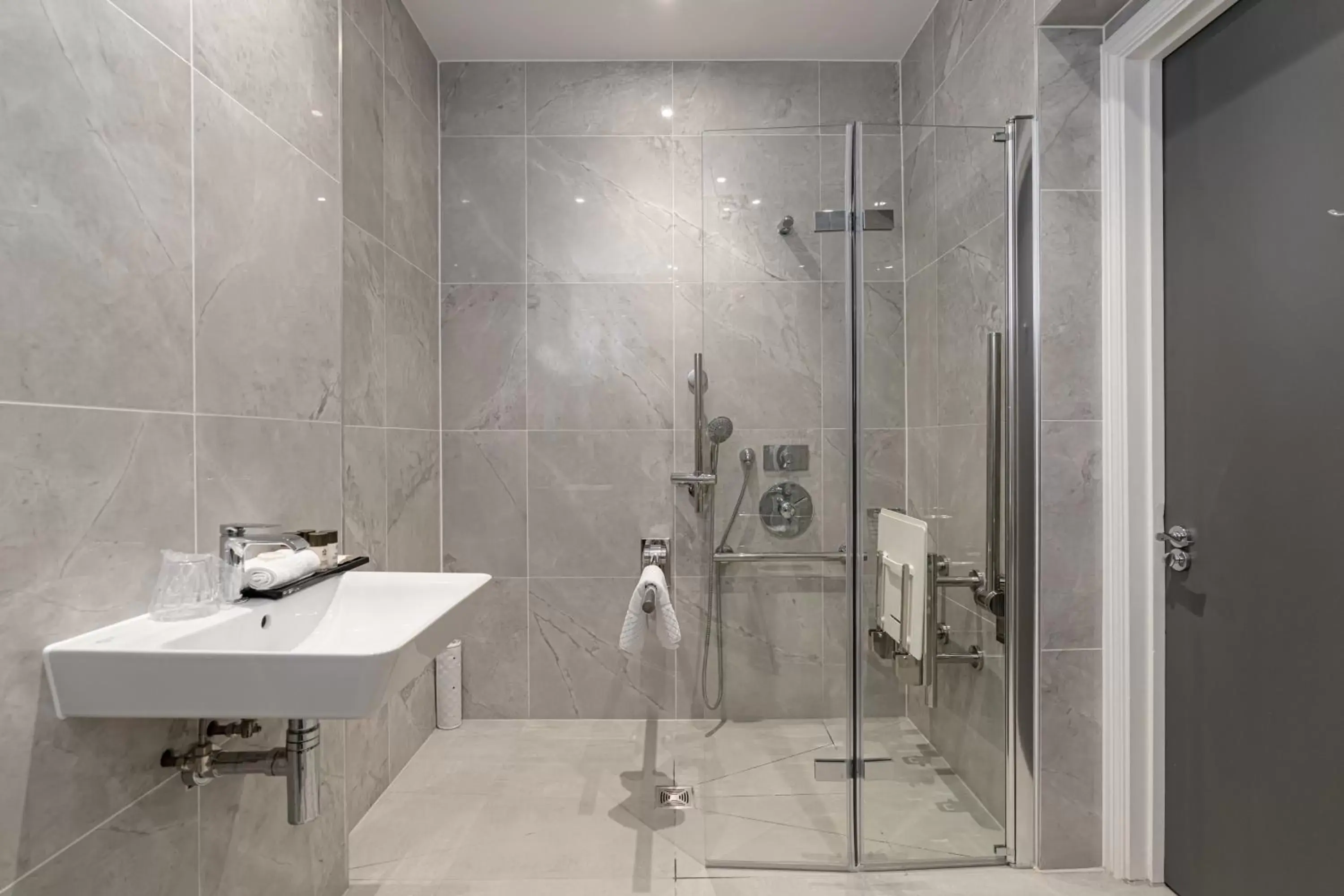 Shower, Bathroom in Easthampstead Park