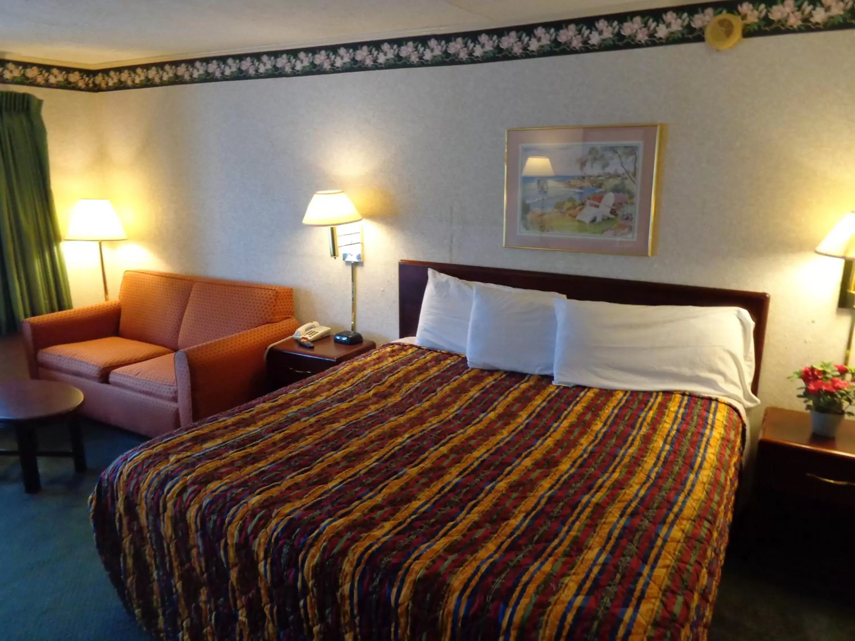Photo of the whole room, Bed in Travelodge by Wyndham Ridgeway Martinsville Area