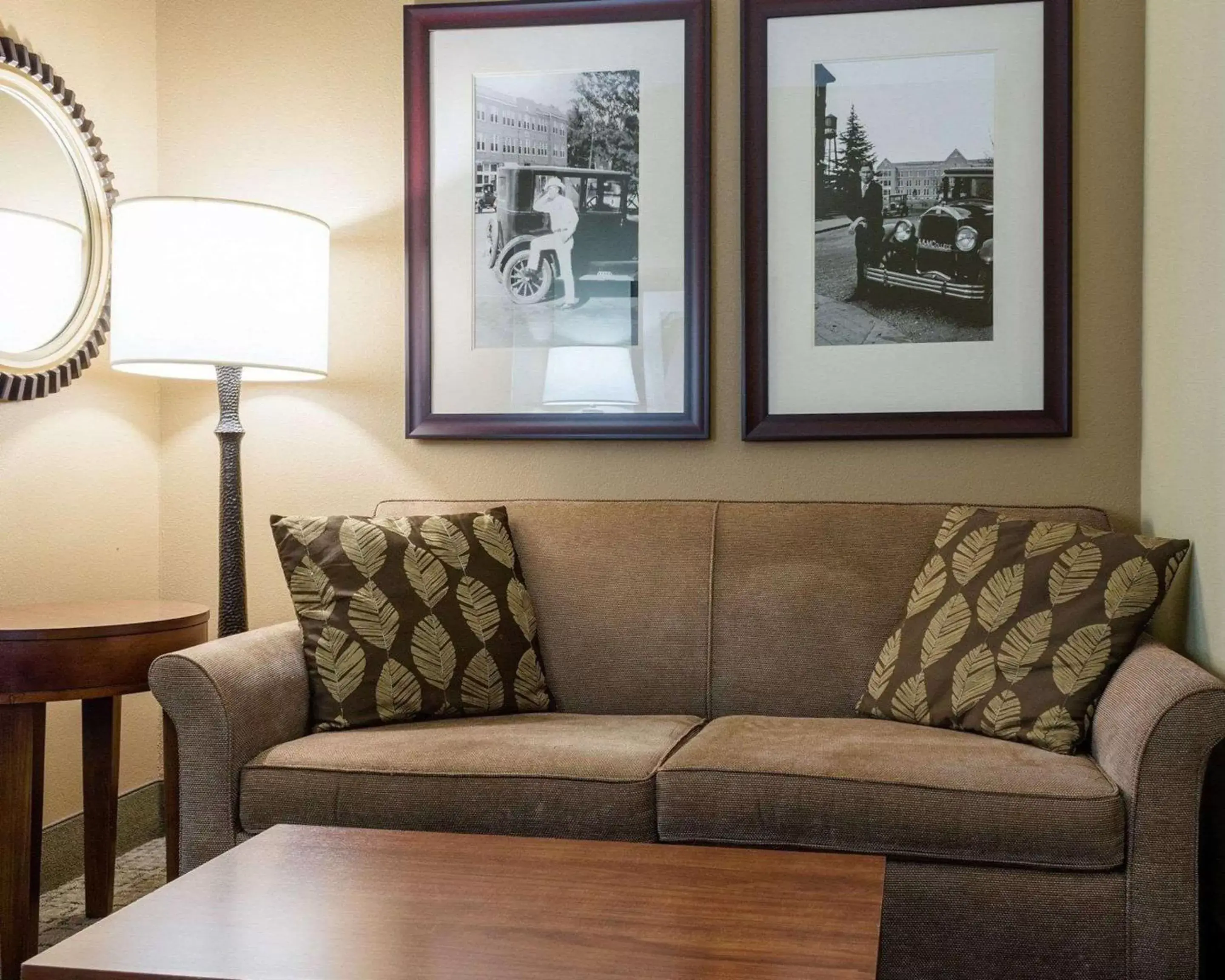 Photo of the whole room, Seating Area in Comfort Suites Starkville