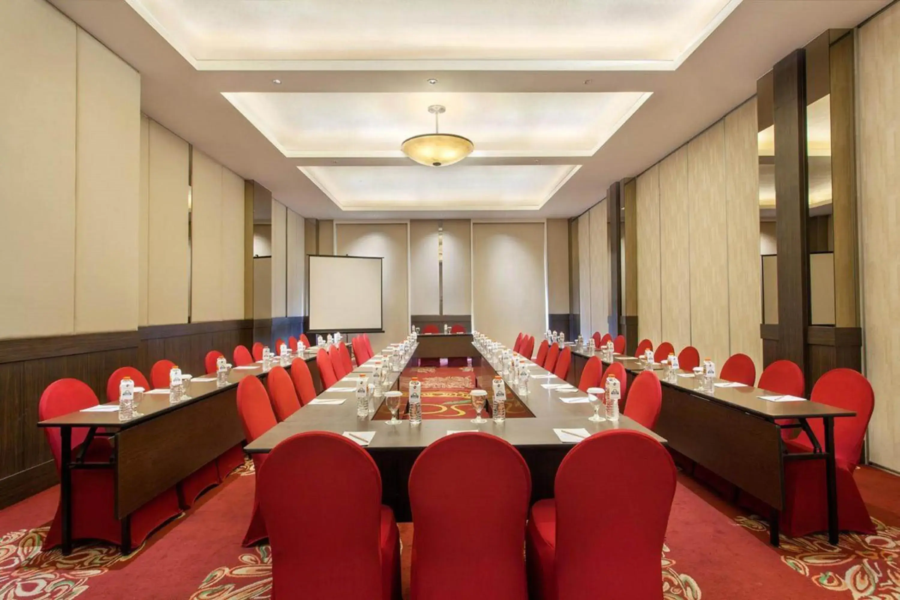 Business facilities in Days Hotel And Suites Jakarta Airport