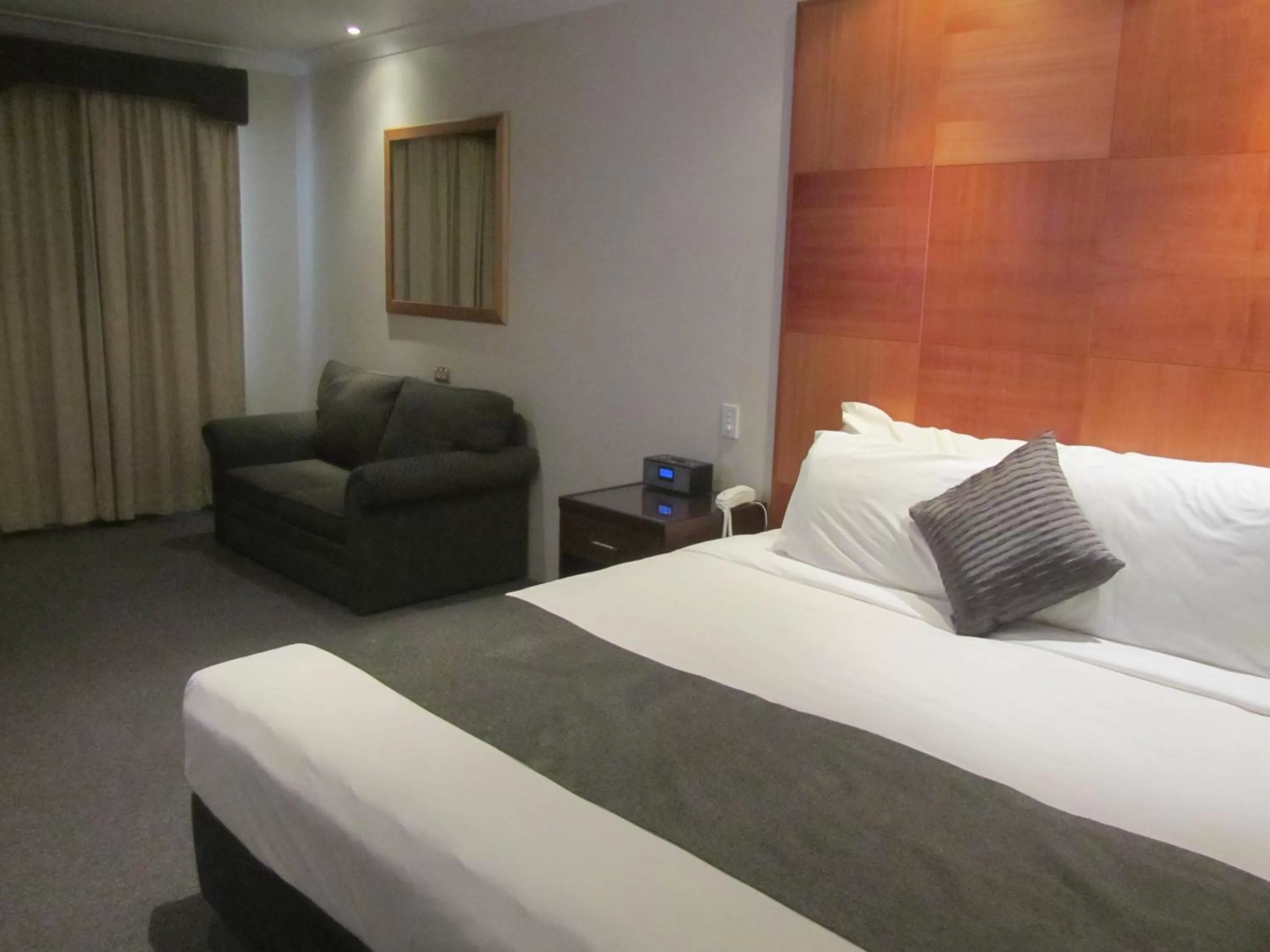 Bed in Best Western Plus Goulburn
