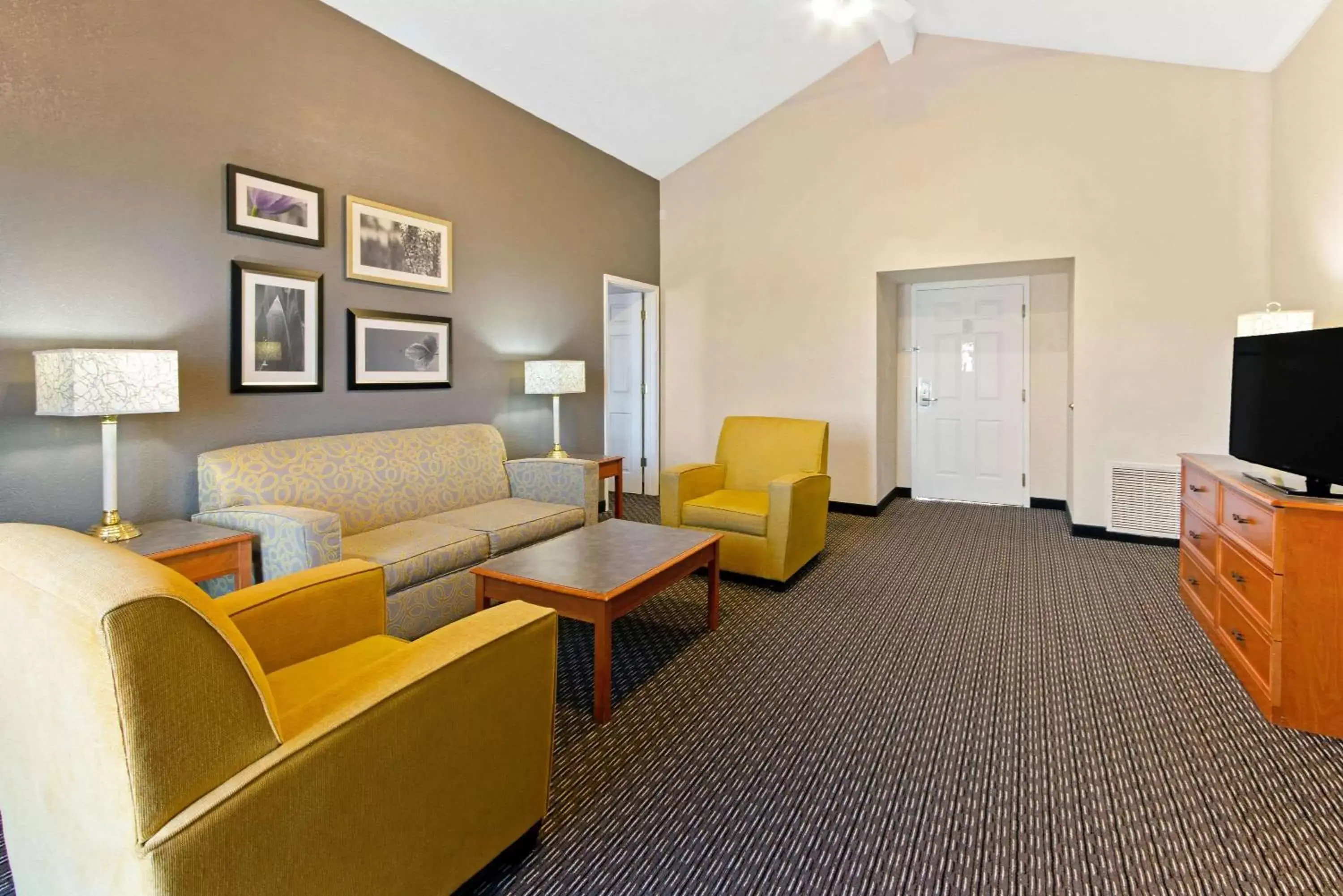 Photo of the whole room, Seating Area in La Quinta Inn by Wyndham Santa Fe