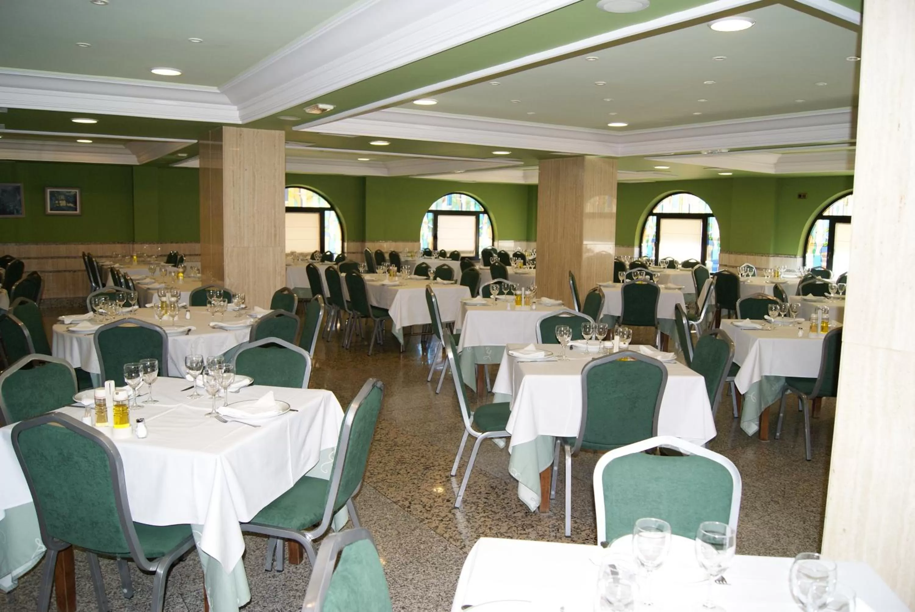 Restaurant/places to eat in Hotel Alameda