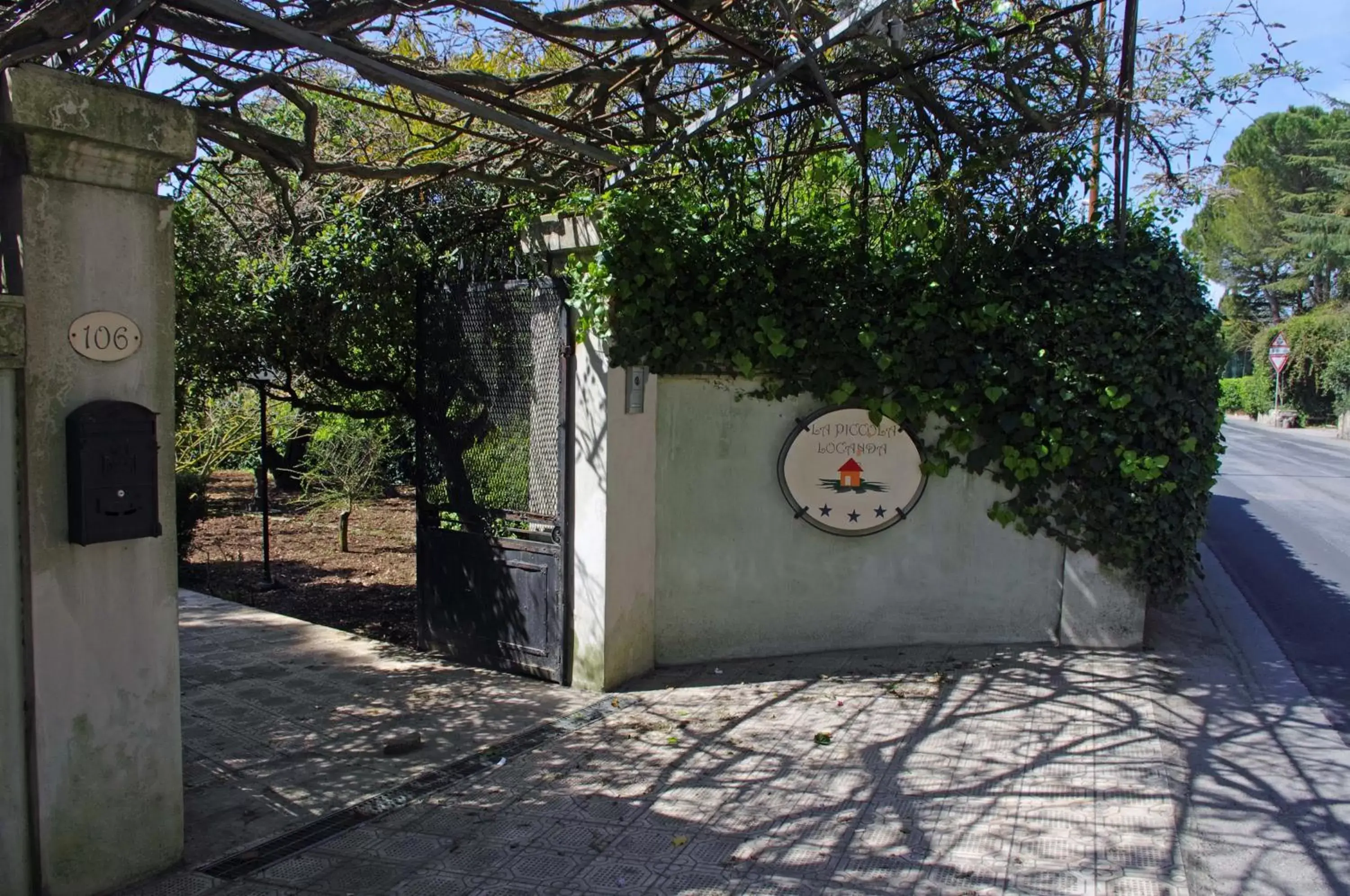 Facade/entrance in La Piccola Locanda