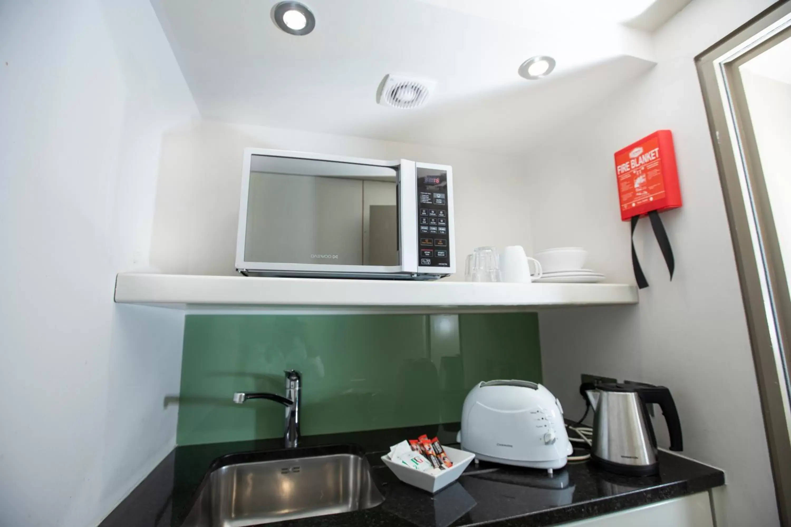 Kitchen or kitchenette, Coffee/Tea Facilities in Arch Hotel