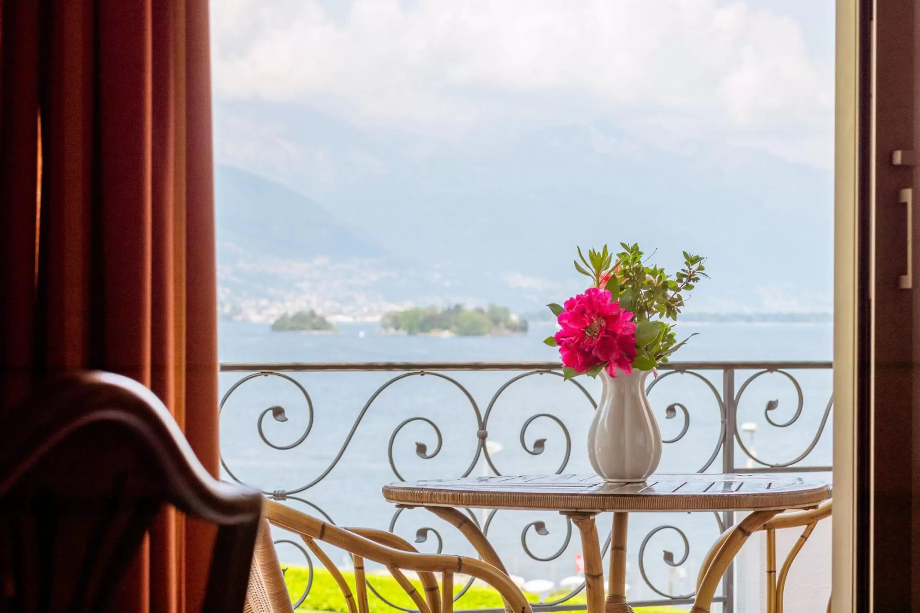 View (from property/room), Balcony/Terrace in Suiten-Hotel Sunstar Brissago