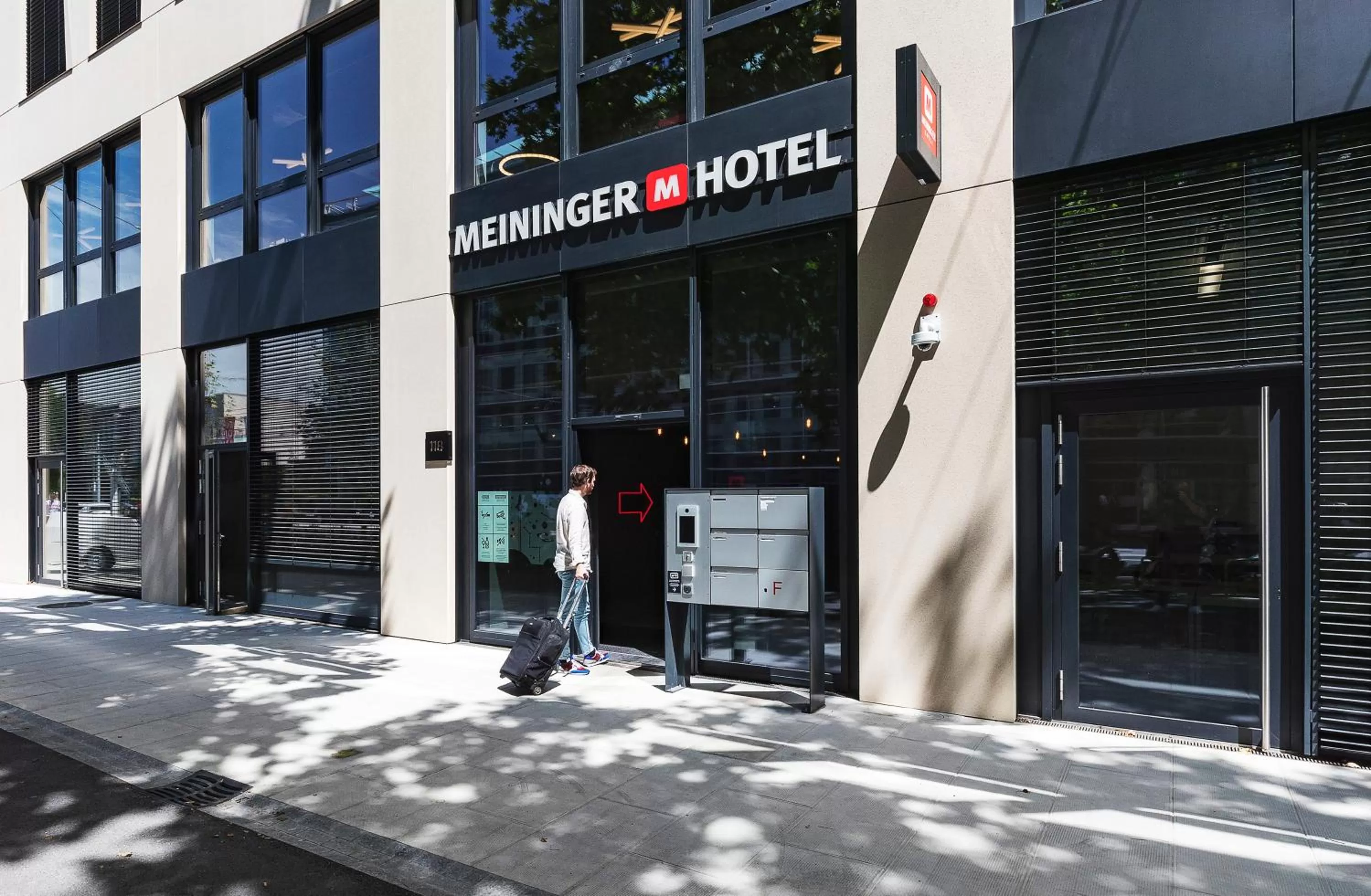 Facade/entrance in MEININGER Hotel Genève Centre Charmilles