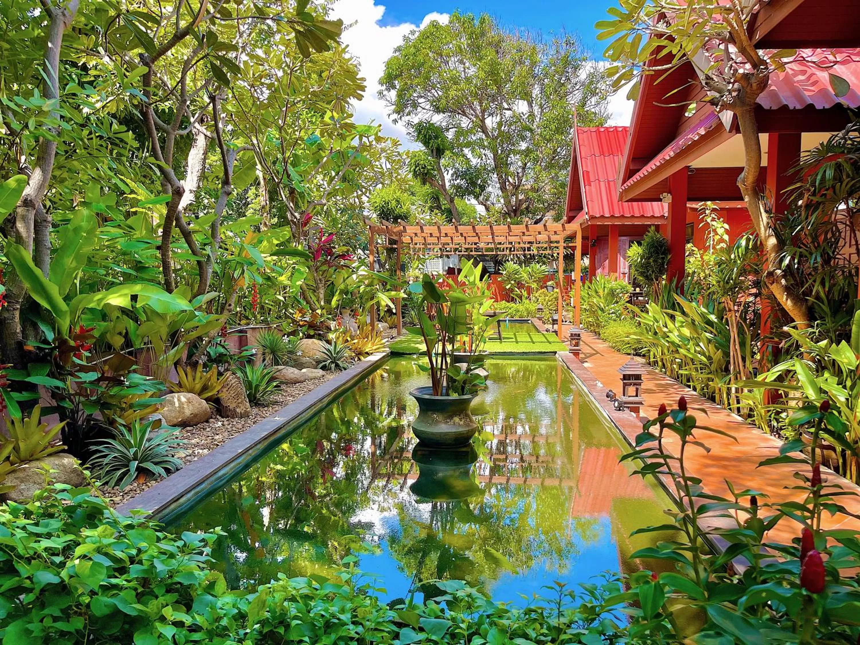 Garden in Ruenkanok Thaihouse Resort