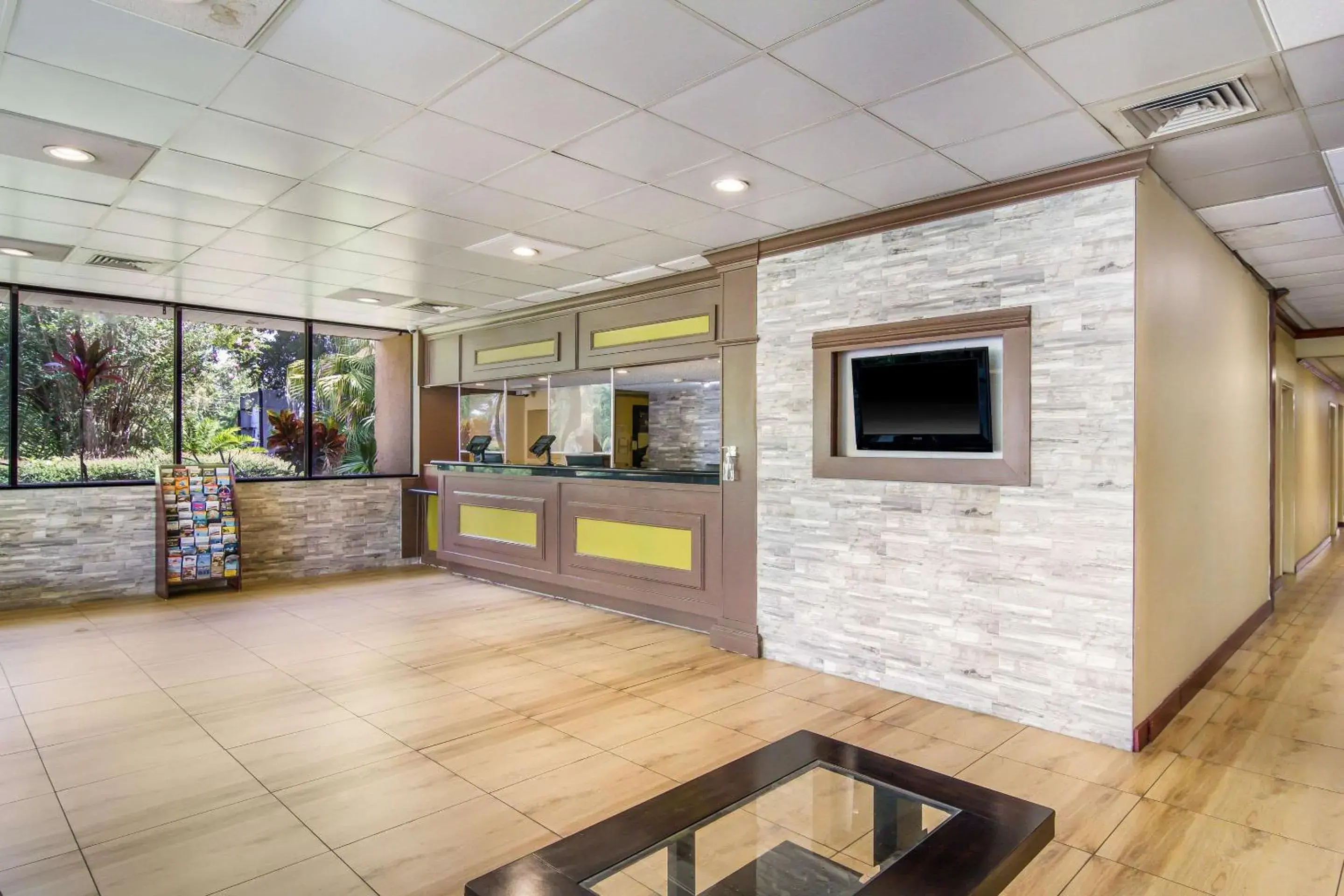 Lobby or reception in Stayable Suites Jax West