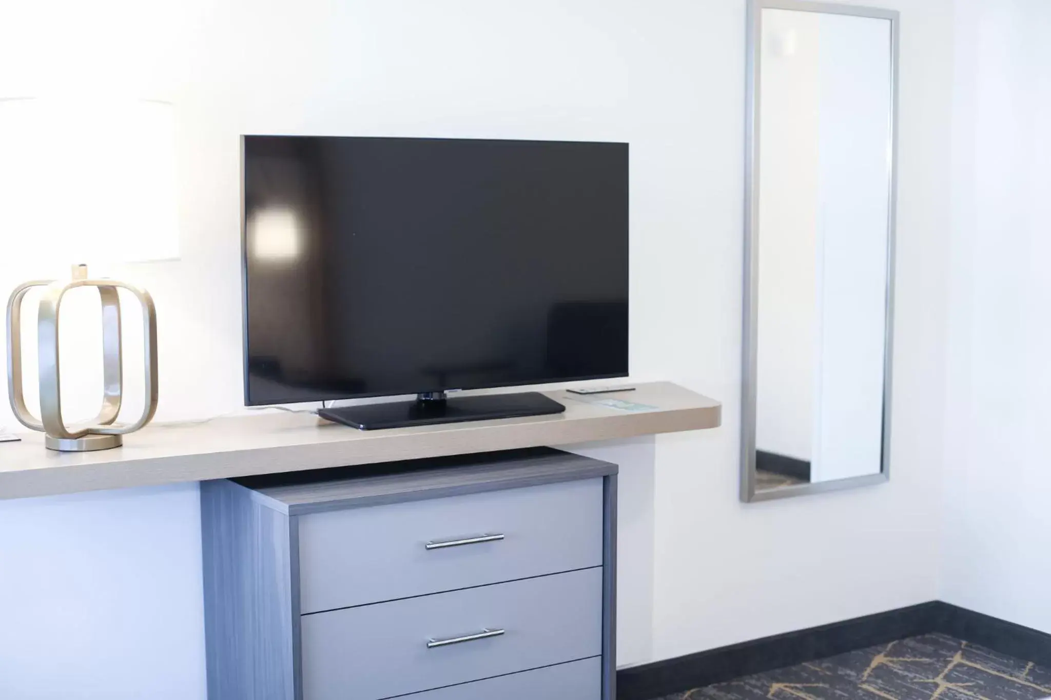 Photo of the whole room, TV/Entertainment Center in Holiday Inn & Suites St. Cloud, an IHG Hotel