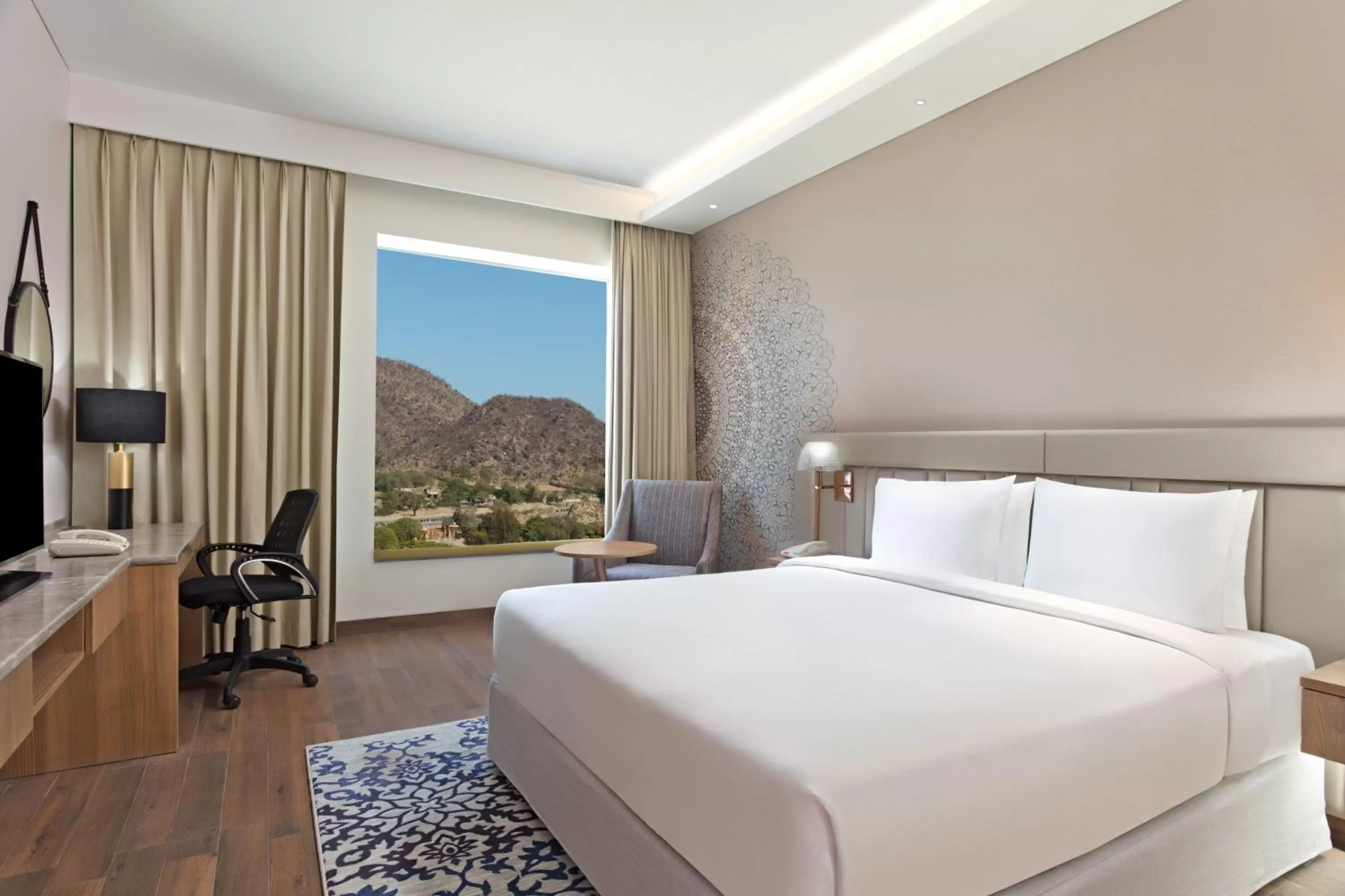 Bed in DoubleTree By Hilton Jaipur Amer