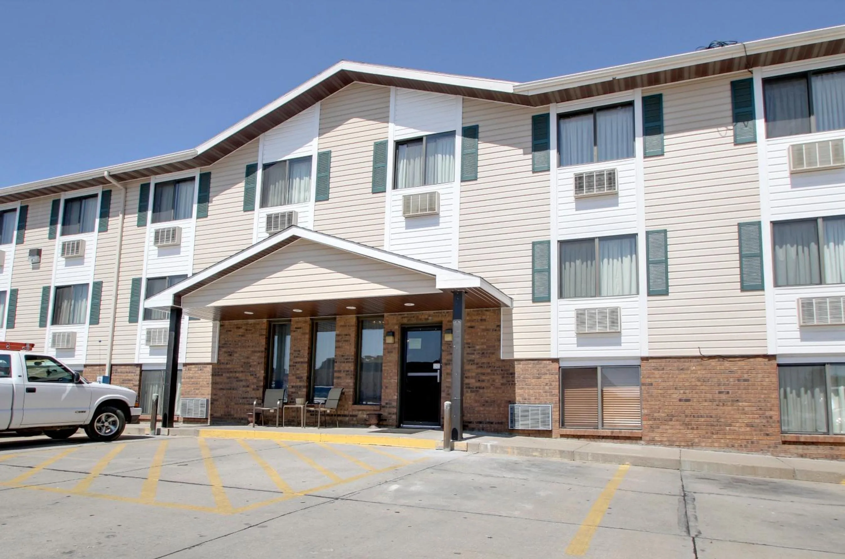 Facade/entrance in Super 8 by Wyndham Manhattan KS