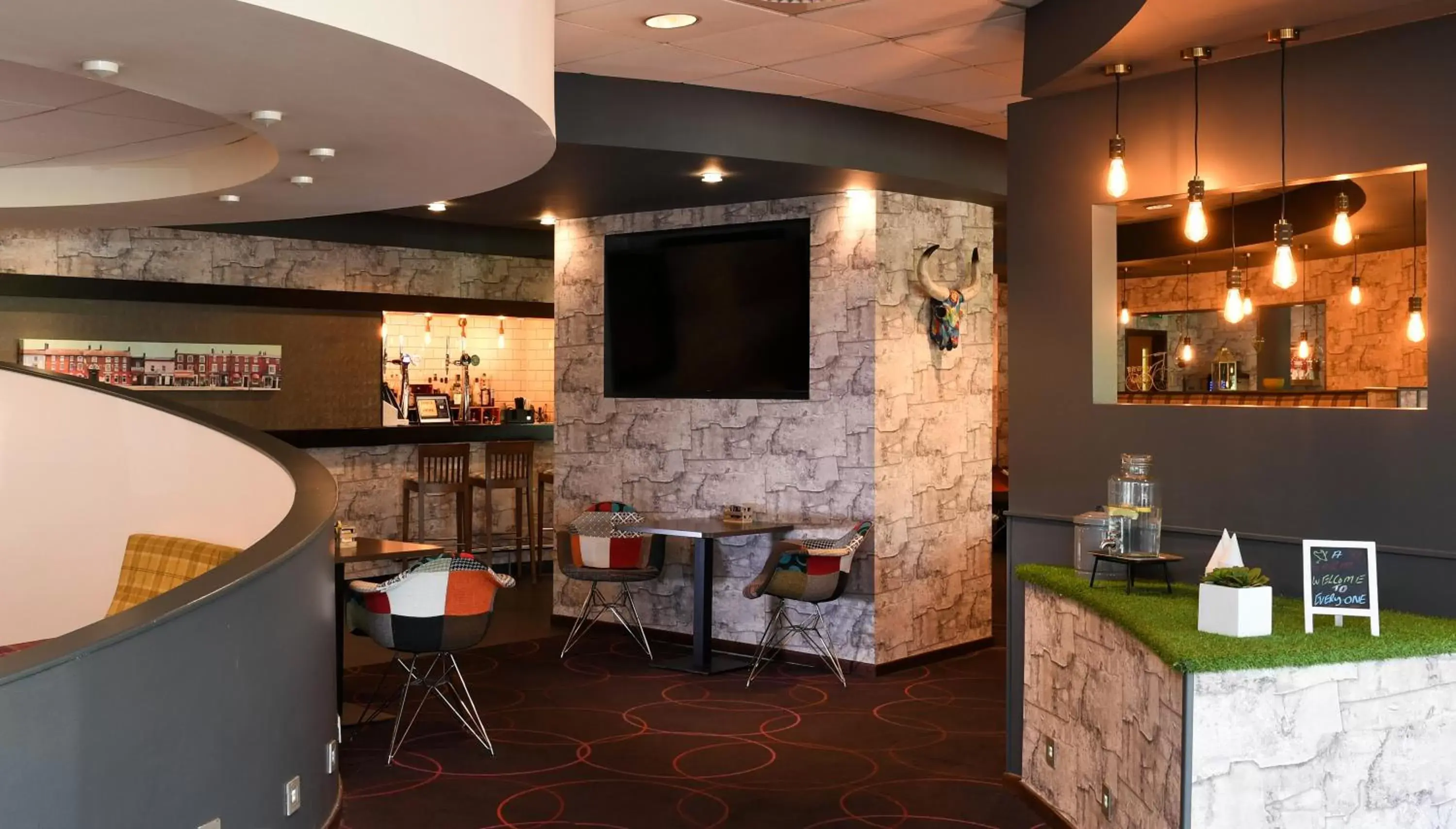 Restaurant/places to eat, Lounge/Bar in Novotel Milton Keynes