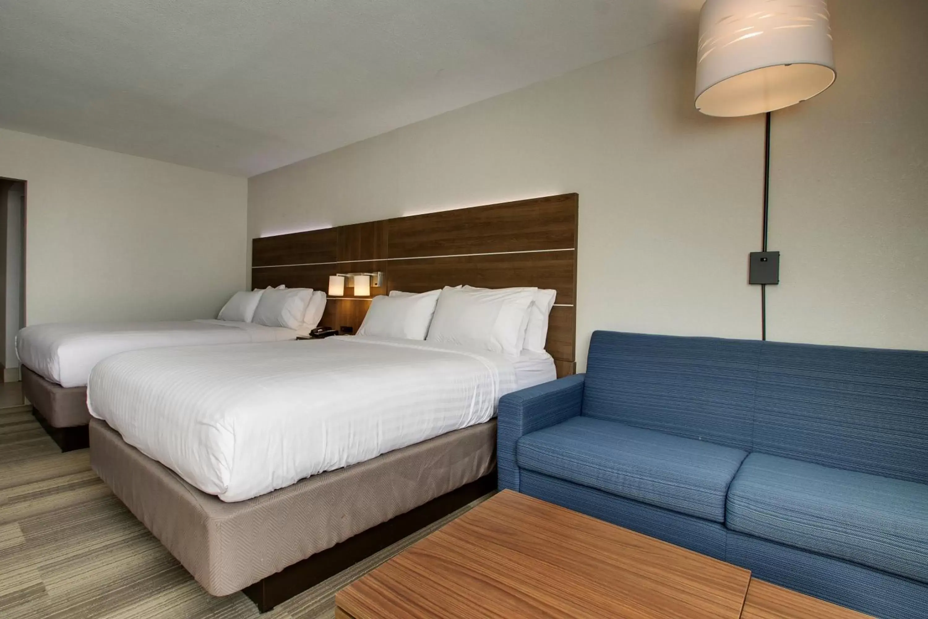 Photo of the whole room, Bed in Holiday Inn Express & Suites Wapakoneta, an IHG Hotel