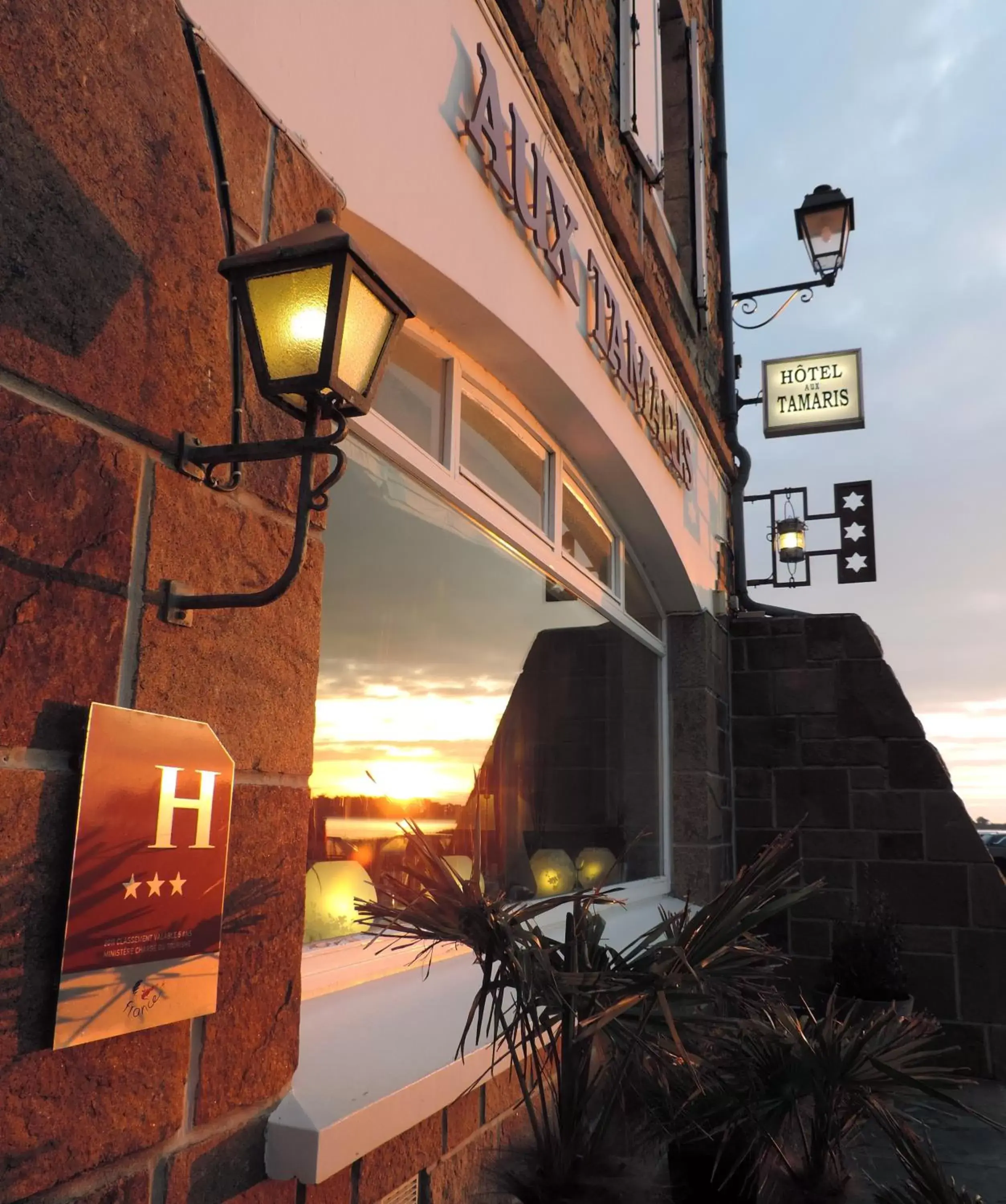 Property building, Facade/Entrance in Hôtel Aux Tamaris - Vue Mer