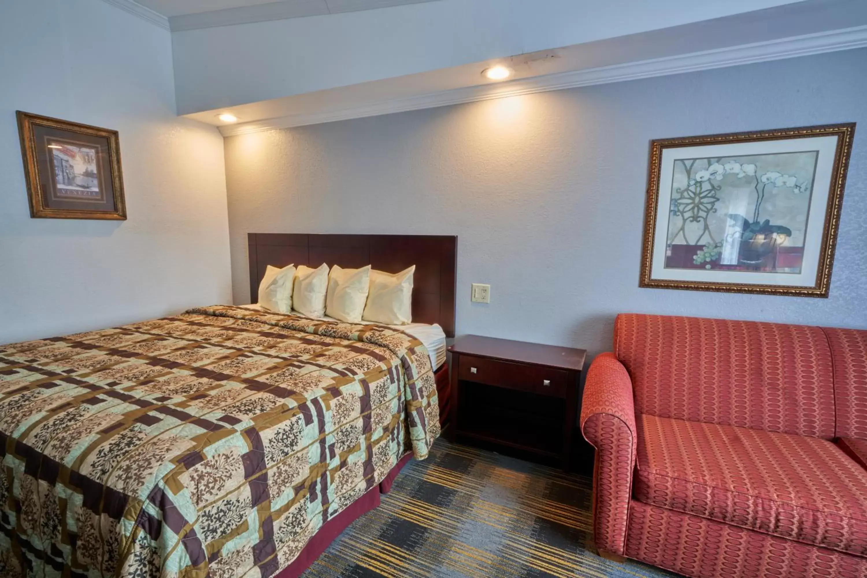 Bed in Riverview Inn & Suites