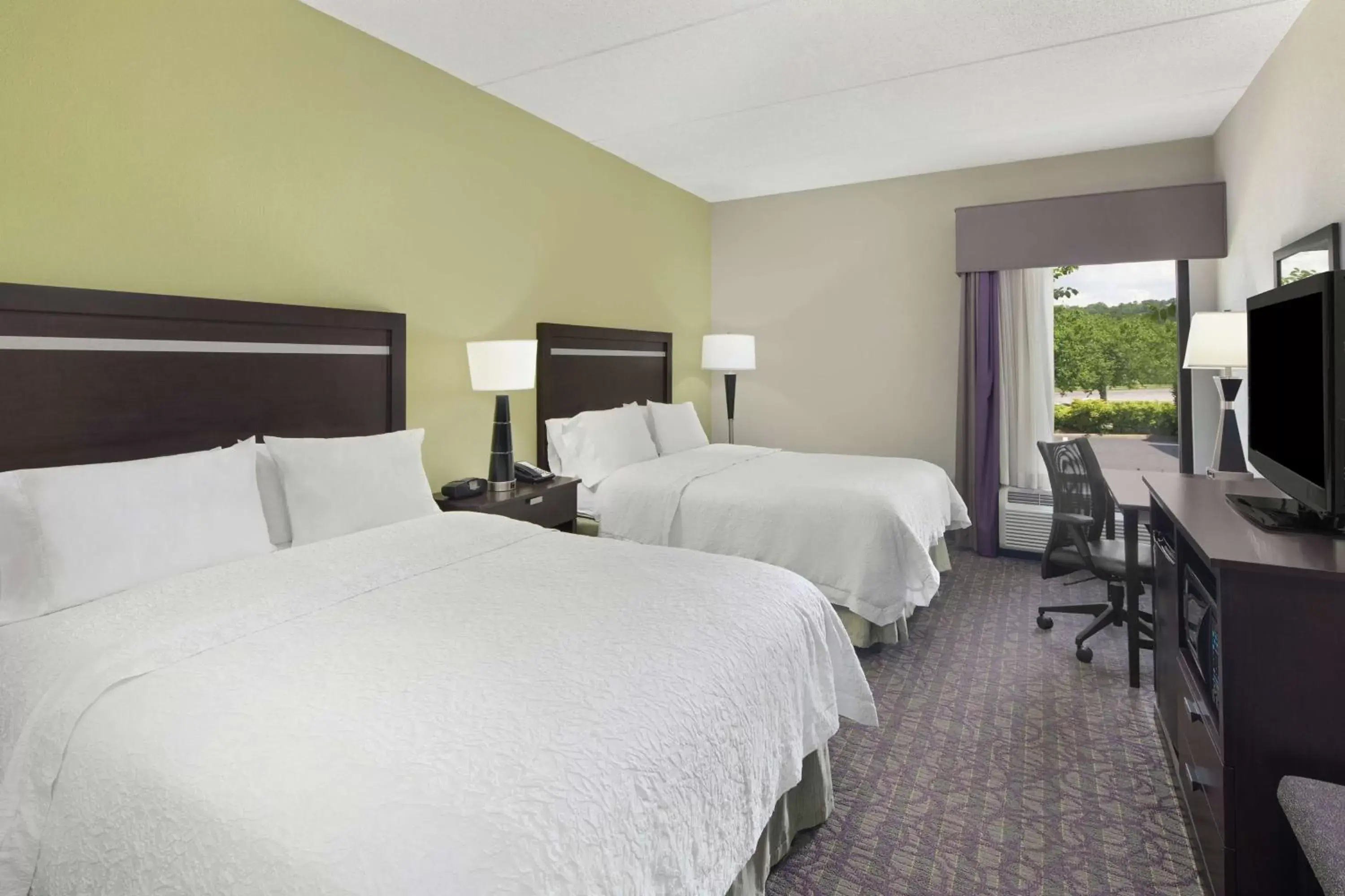 Bedroom, Bed in Hampton Inn Atlanta-Town Center/Kennesaw