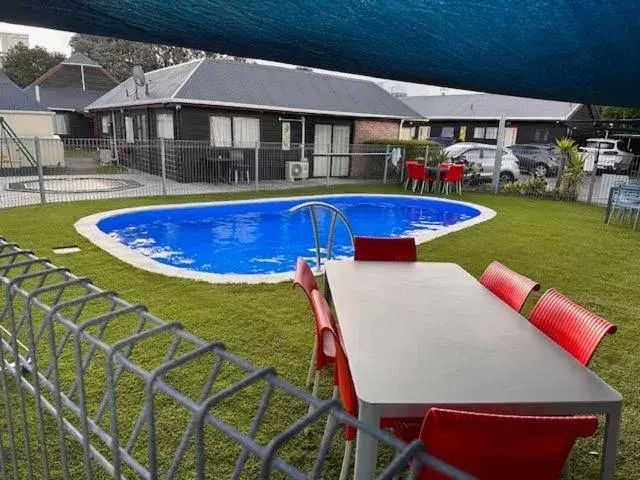 Swimming Pool in ASURE Kapiti Court Motel