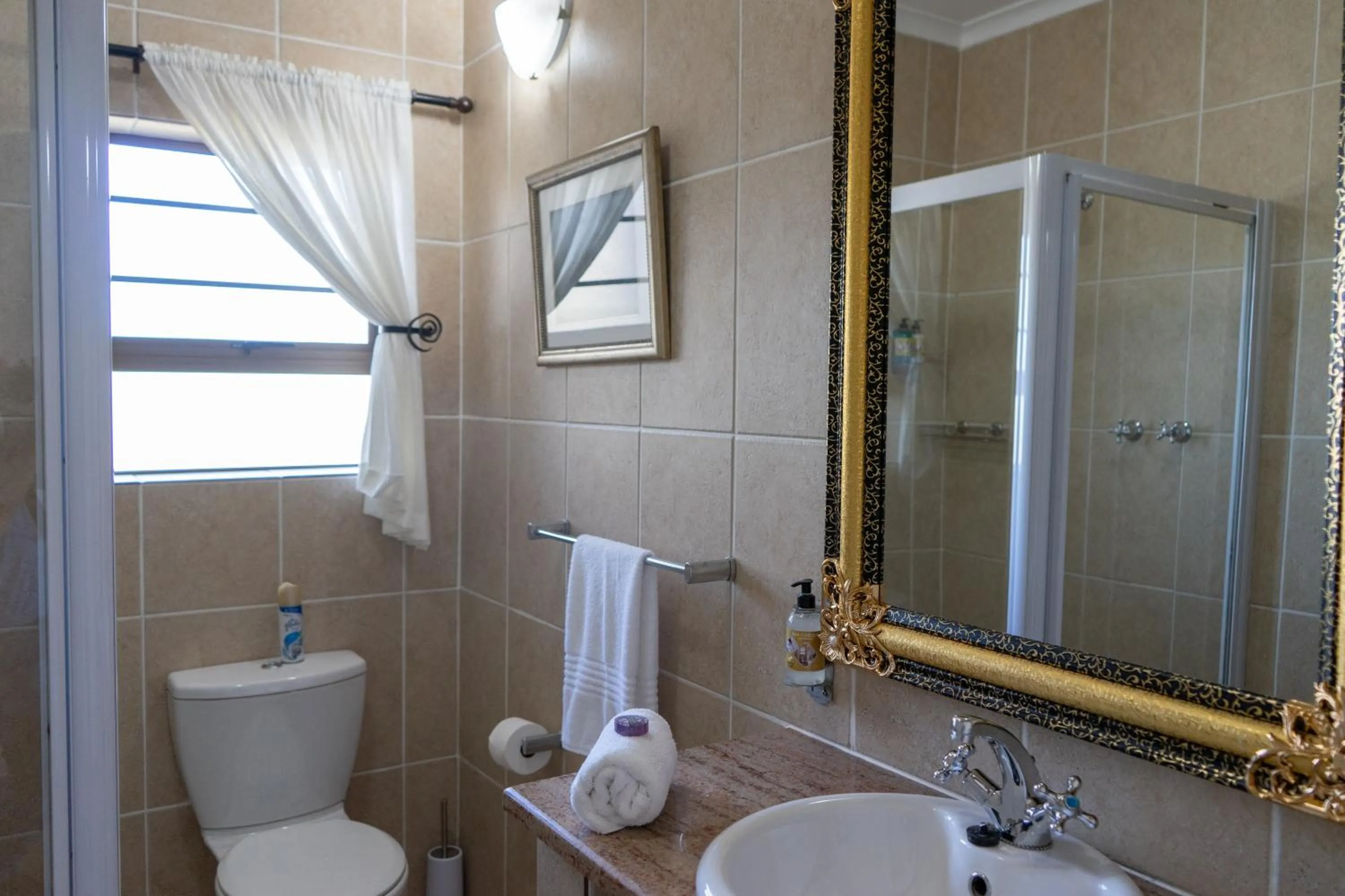 Toilet in Bar-t-nique Guest House