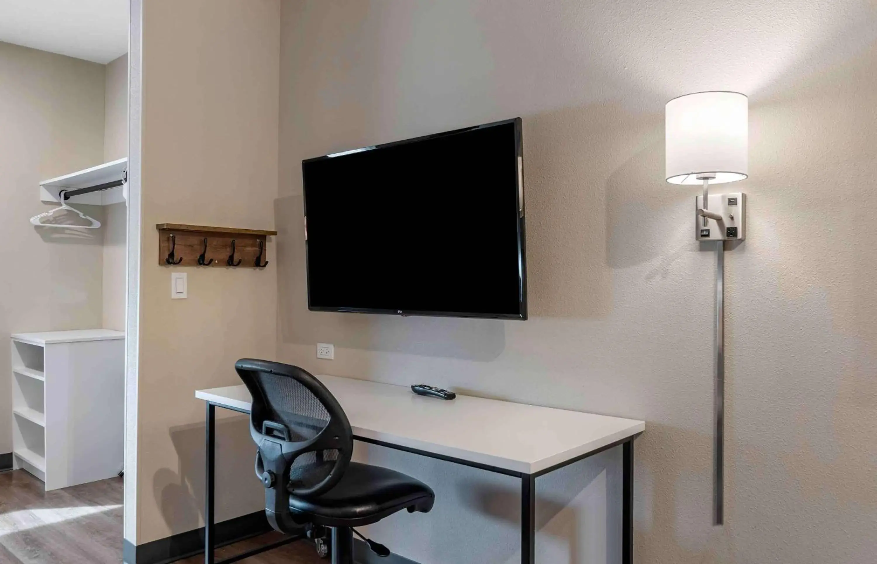 Bedroom, TV/Entertainment Center in Extended Stay America Suites - Huntsville - Madison