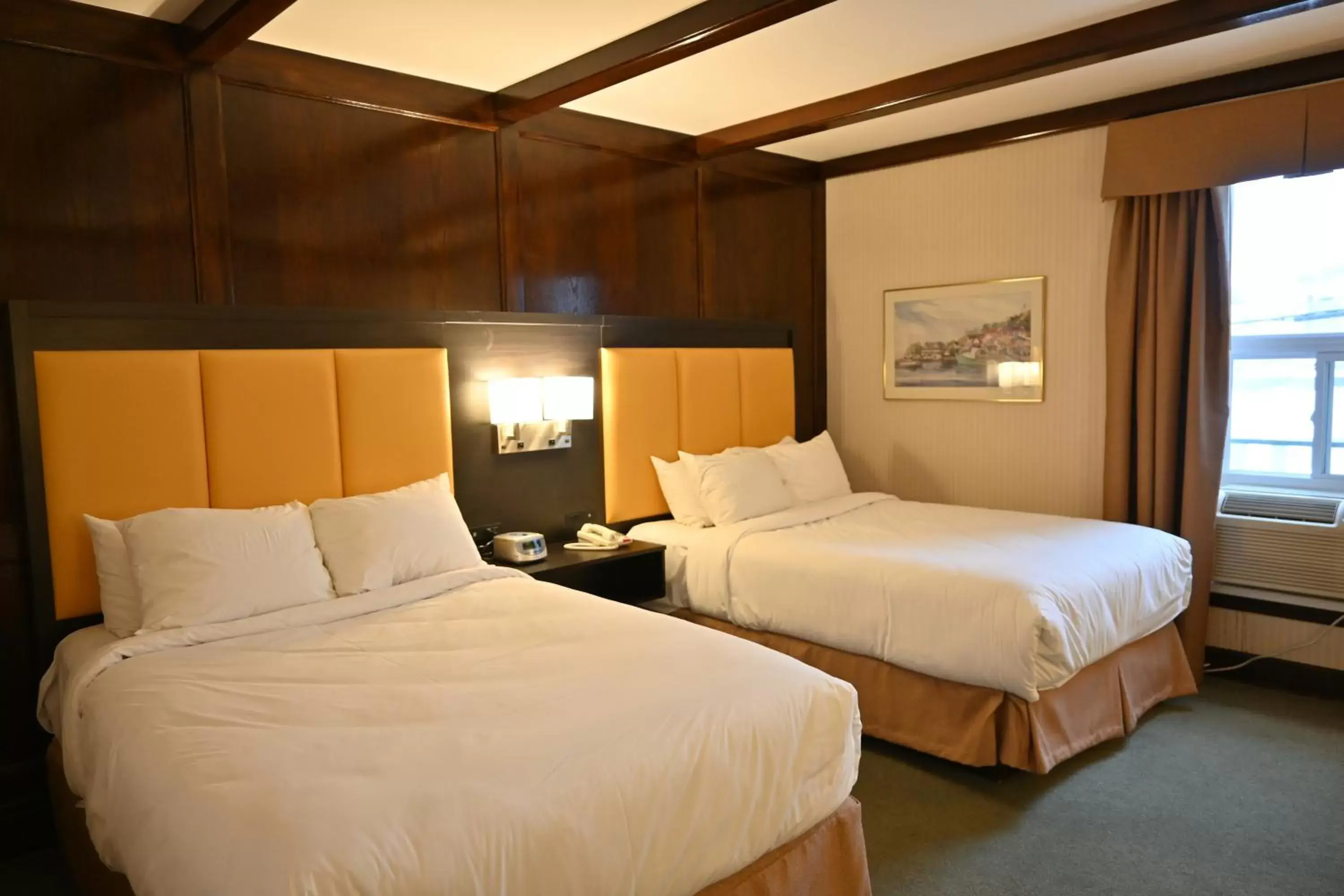 Guests, Bed in The Gananoque Inn & Spa